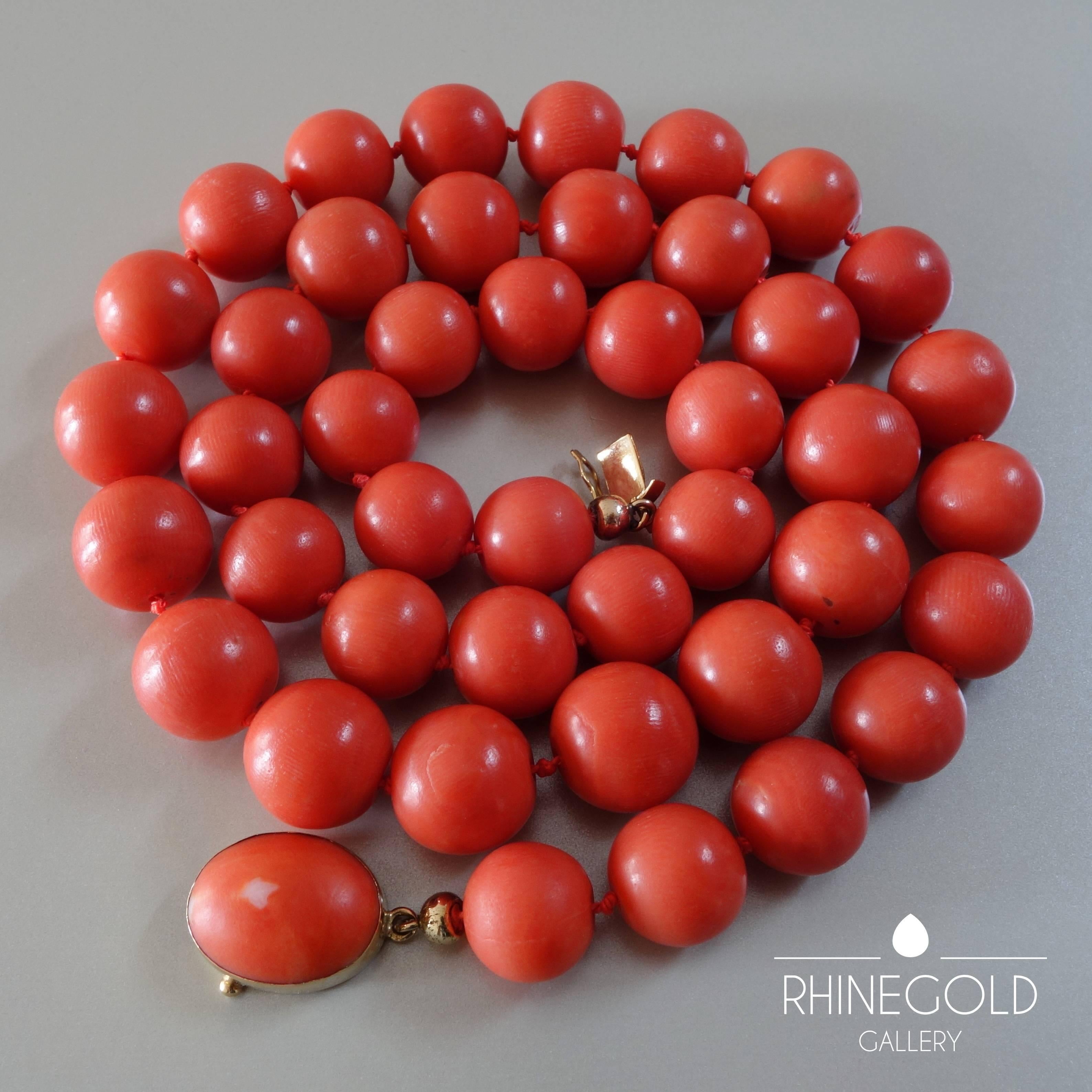 1920s Natural Coral Gold Necklace
18k yellow gold, natural coral
Beads graduating from 10.5 mm to 12 mm in diameter
Length of necklace approx. 54 cm
Weight 89 grams
Marks on clasp: gold content mark ‘750’ for 18k gold
1920s – 1930s

Natural
