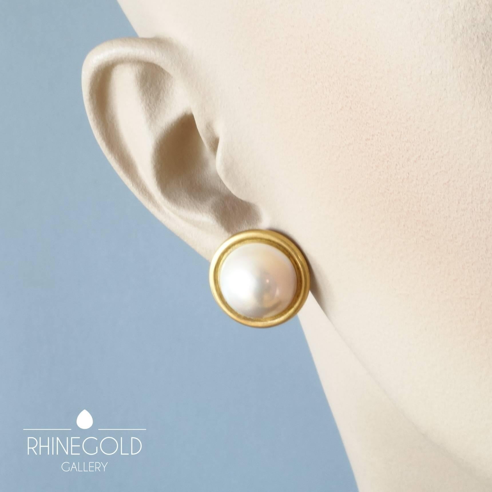 1990s Modern Mabe Pearl Matte Gold Clip-On Earrings In Excellent Condition For Sale In Dusseldorf, NRW