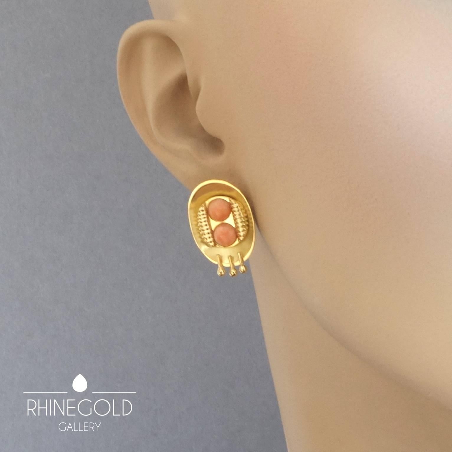 1990s Postmodernist Angel Skin Coral Gold Clip-on Earrings
18k yellow gold, angel skin coral
Height 2.75 cm, width 1.7 cm (approx. 1 1/16” by 11/16”)
Weight approx. 15.8 grams
Marks: gold content mark ‘750’ for 18k gold
Germany, 1990s

A touch of