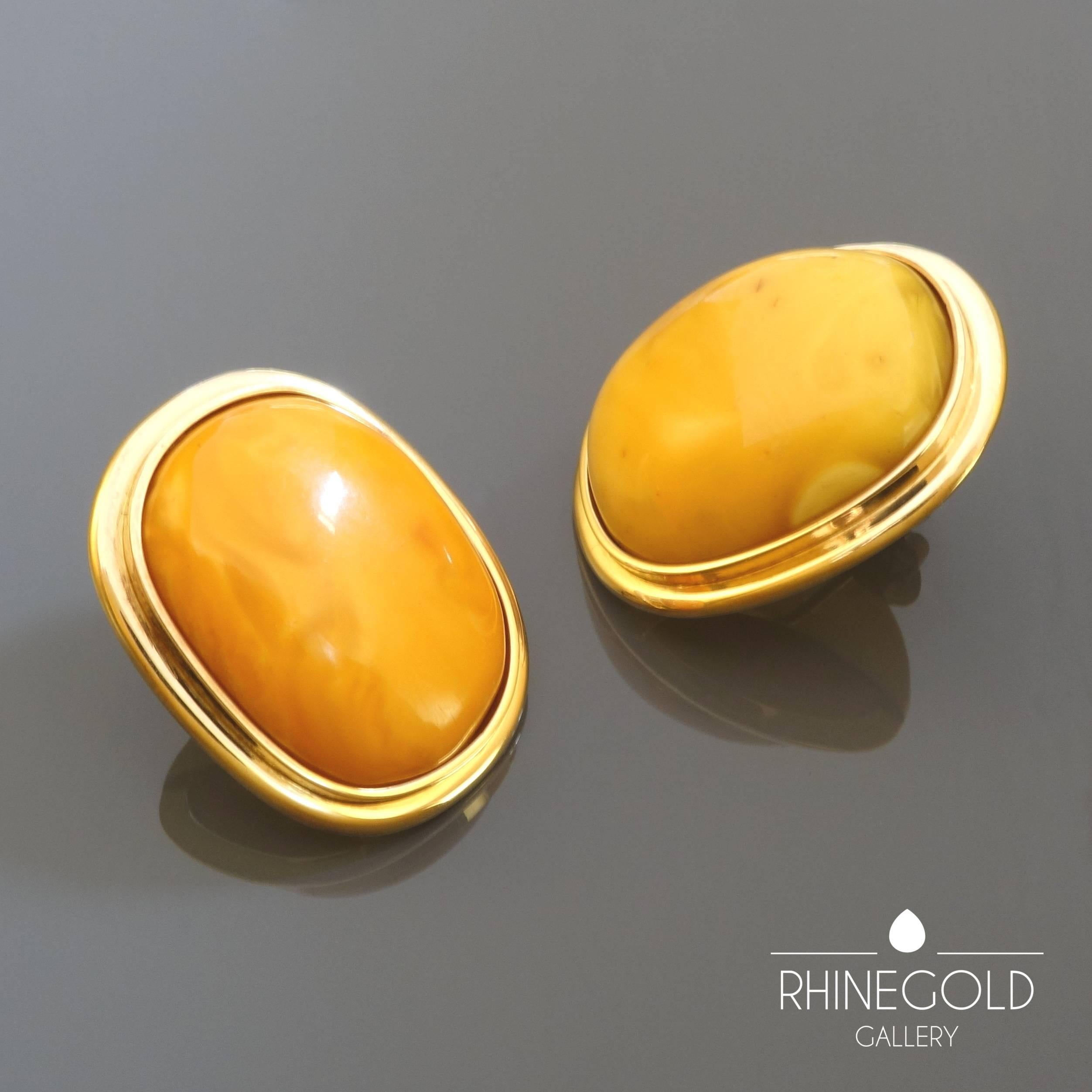 Helmut Laich A Pair of Large Modern Butterscotch Amber Gold Earrings
18k yellow gold, natural amber
Height 3.5 cm, width 2.85 cm (approx. 1 3/8” by 1 1/8”)
Weight approx. 33 grams
Marks: gold content mark ‘750’ for 18k gold; maker’s mark
Germany,