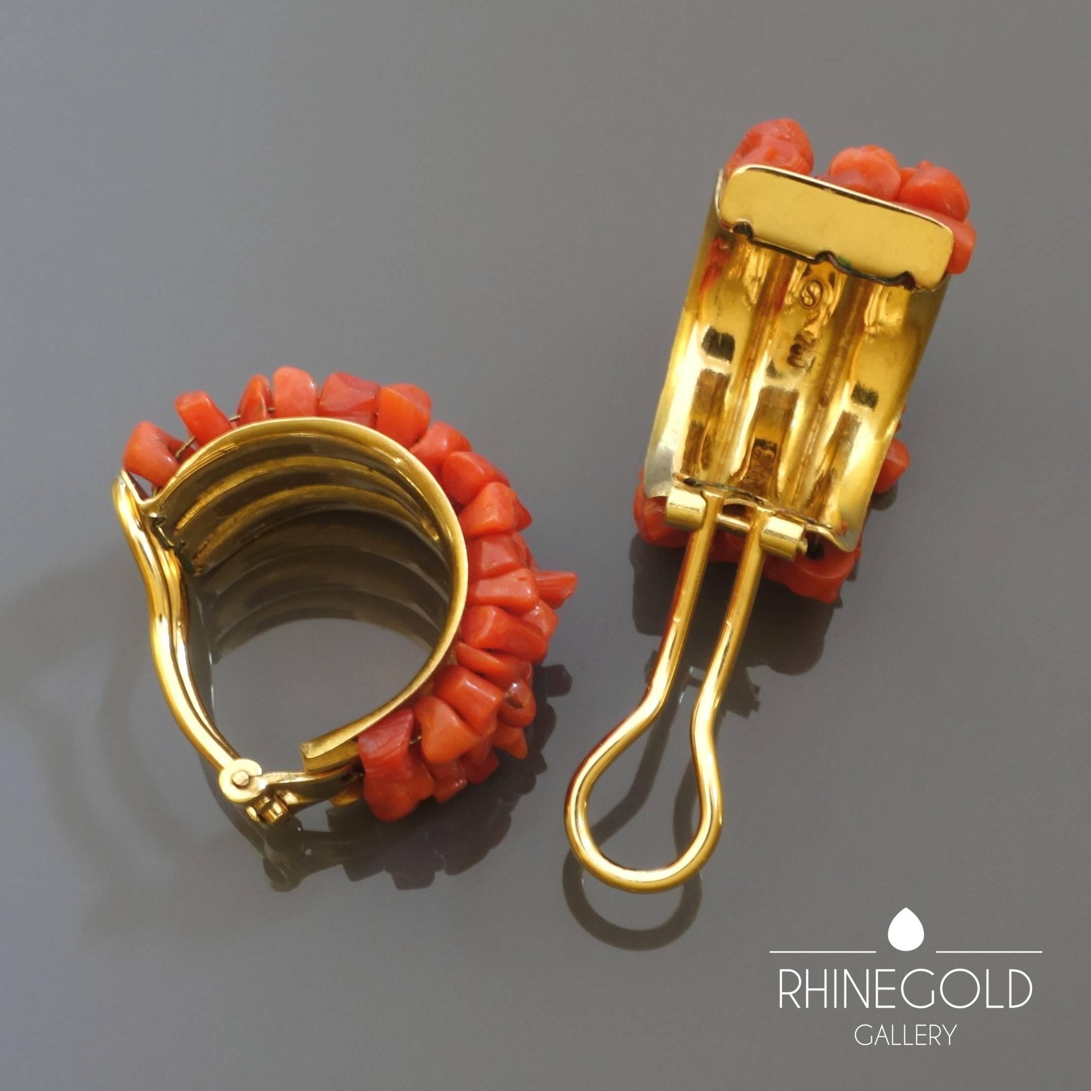 Modern Sabine Strobel 1980s-1990s Natural Coral Gold Half Hoop Clip-On Earrings For Sale