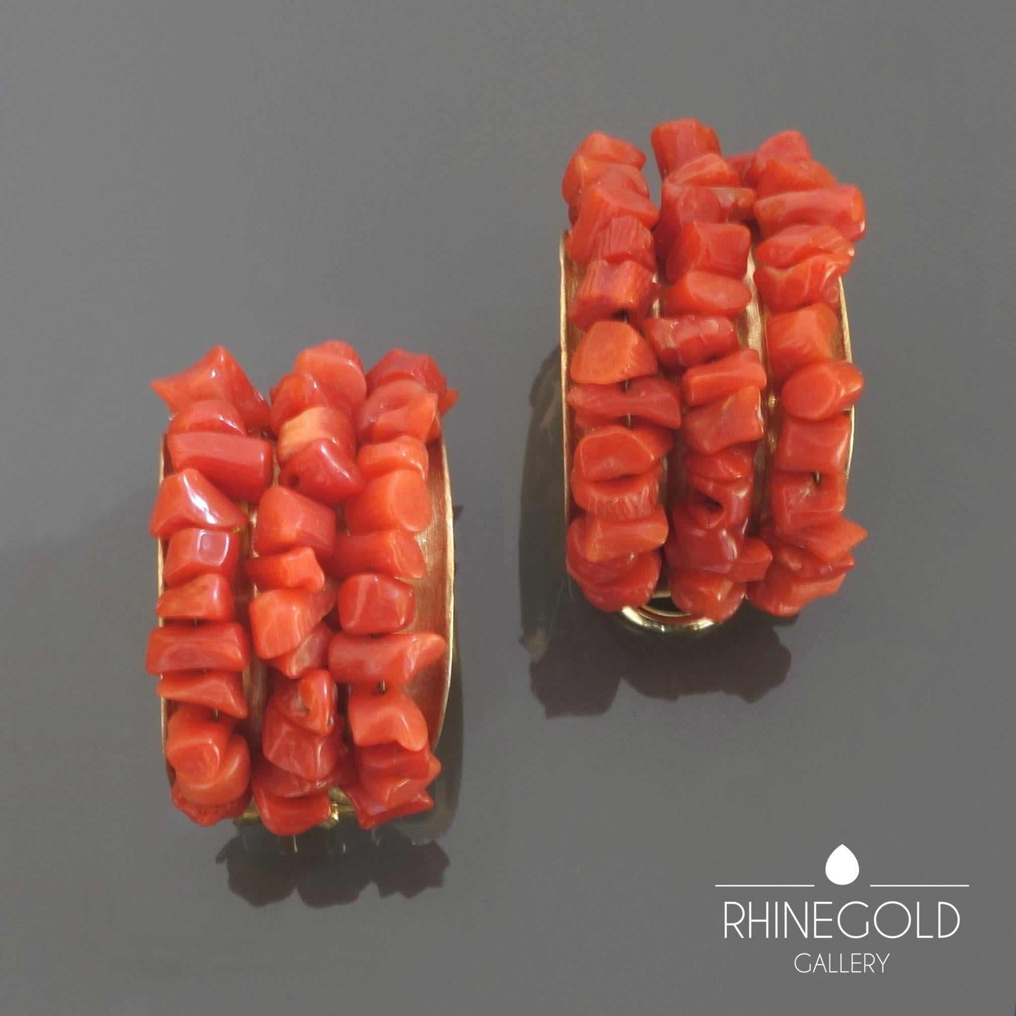 Sabine Strobel 1980s-1990s Natural Coral Gold Half Hoop Clip-On Earrings In Excellent Condition For Sale In Dusseldorf, NRW