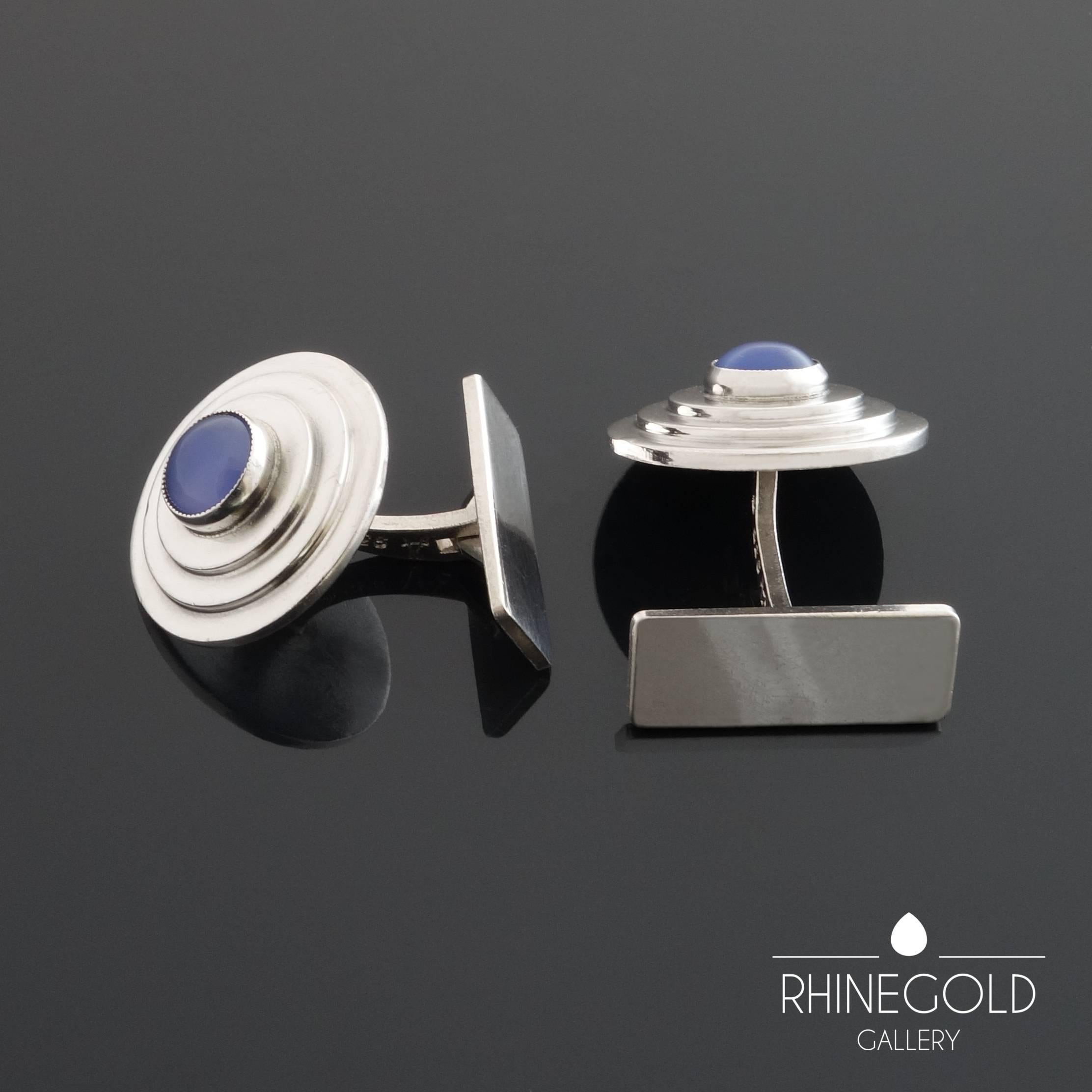 Otto Dinkelsbühler: A Pair of Art Deco Chalcedony Silver Cufflinks
Silver 935, chalecedony
Front: Ø 1.95 cm (approx. 3/4 in)
Marks: maker's mark, silver content mark '935', crown, crescent
Munich, Germany, 1920s - 1930s

A rare and collectable pair