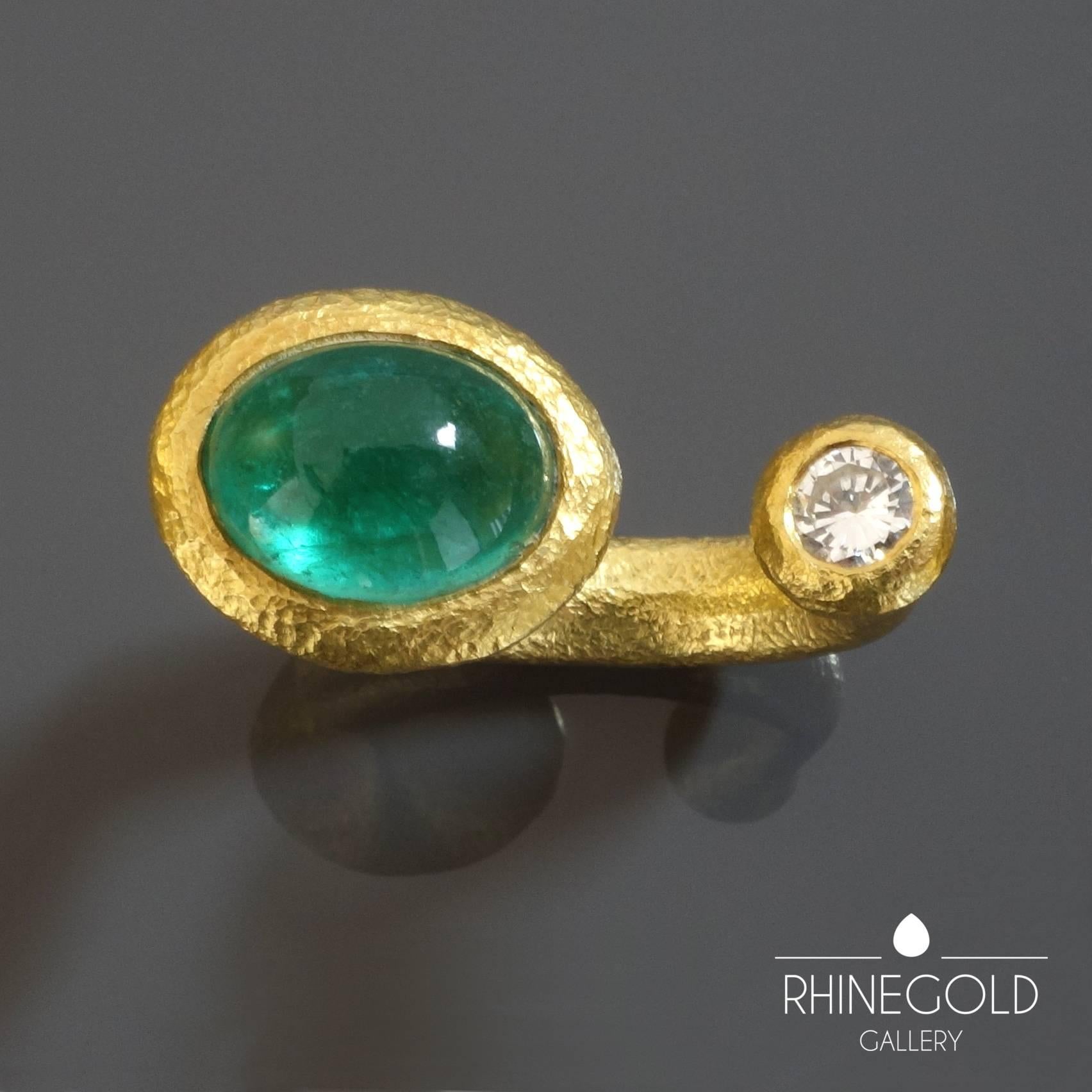 2000s Modern Between the Finger Emerald Diamond Gold Ring In Excellent Condition In Dusseldorf, NRW