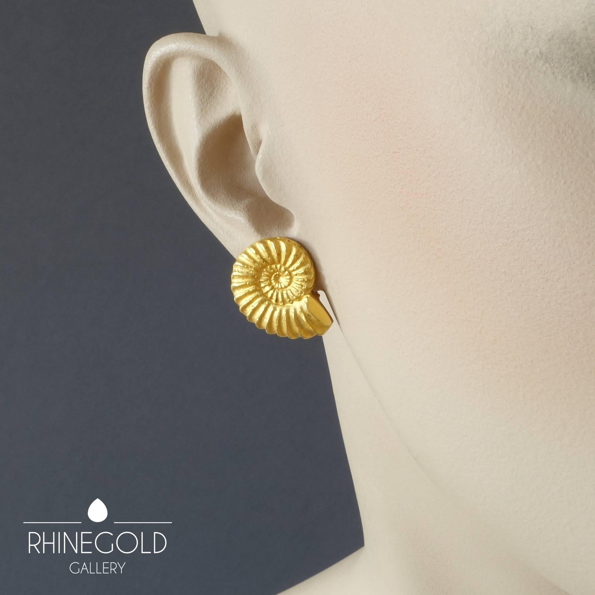 Ehinger-Schwarz A Pair of Modernist Gold Ammonite Shell Clip-on Earrings In Excellent Condition For Sale In Dusseldorf, NRW