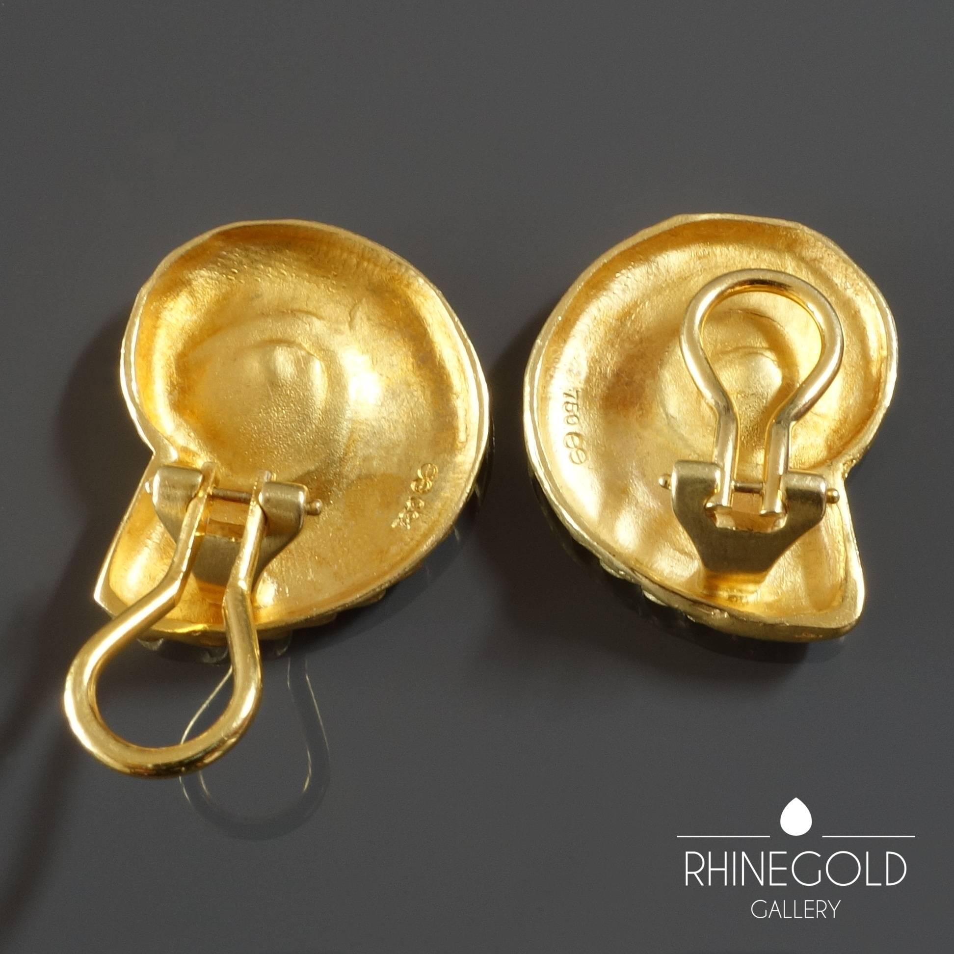 Ehinger-Schwarz A Pair of Modernist Gold Ammonite Shell Clip-on Earrings
18k yellow gold
Size 2.2 cm by 1.8 cm (approx. 7/8” by 11/16”)
Weight approx. 11.9 grams
Marks: maker’s mark, gold content mark ‘750‘ for 18k gold
Germany, 1970s -1980s

Models