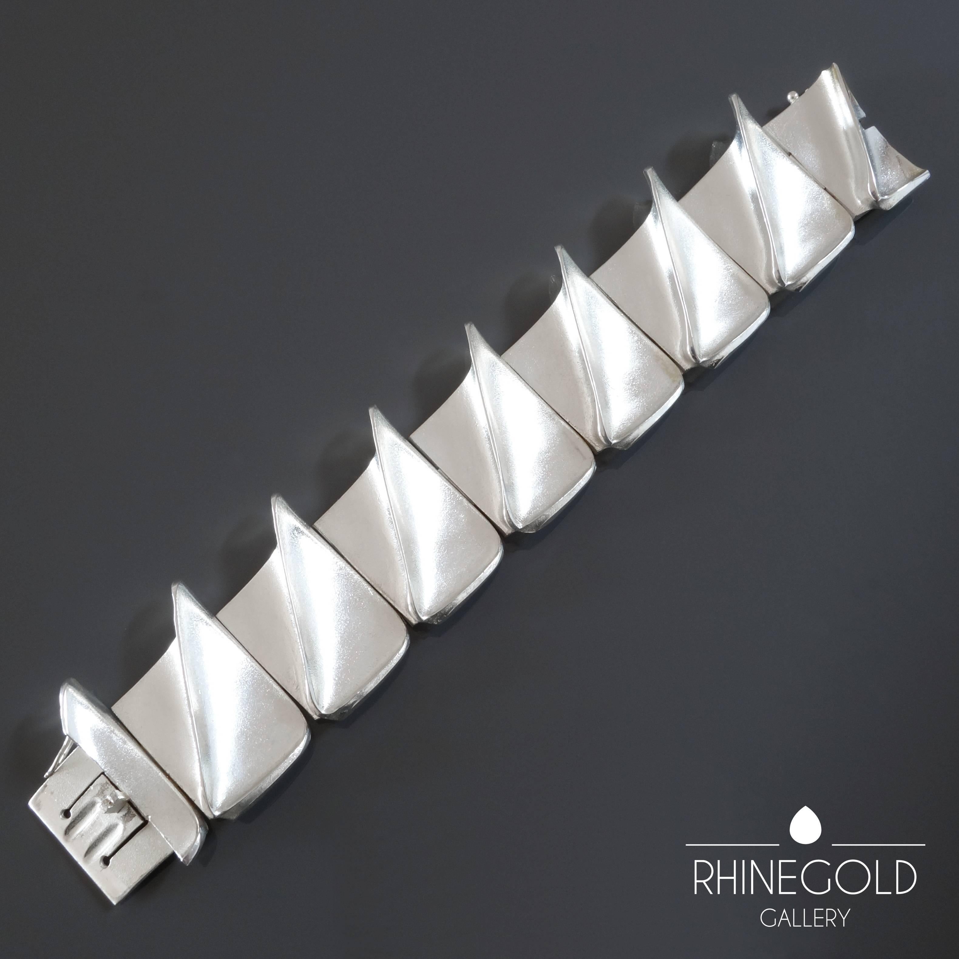 'Silver Sails' 1970s Lapponia Björn Weckström Modernist Bracelet
Sterling Silver
Length (when closed) 18.7 cm; width 3.7 cm (approx. 7 3/8” by 1 7/16”)
Weight approx. 114.8 grams
Marks: ‘[company mark] 925 [Finnish national mark] V7 (= year mark for