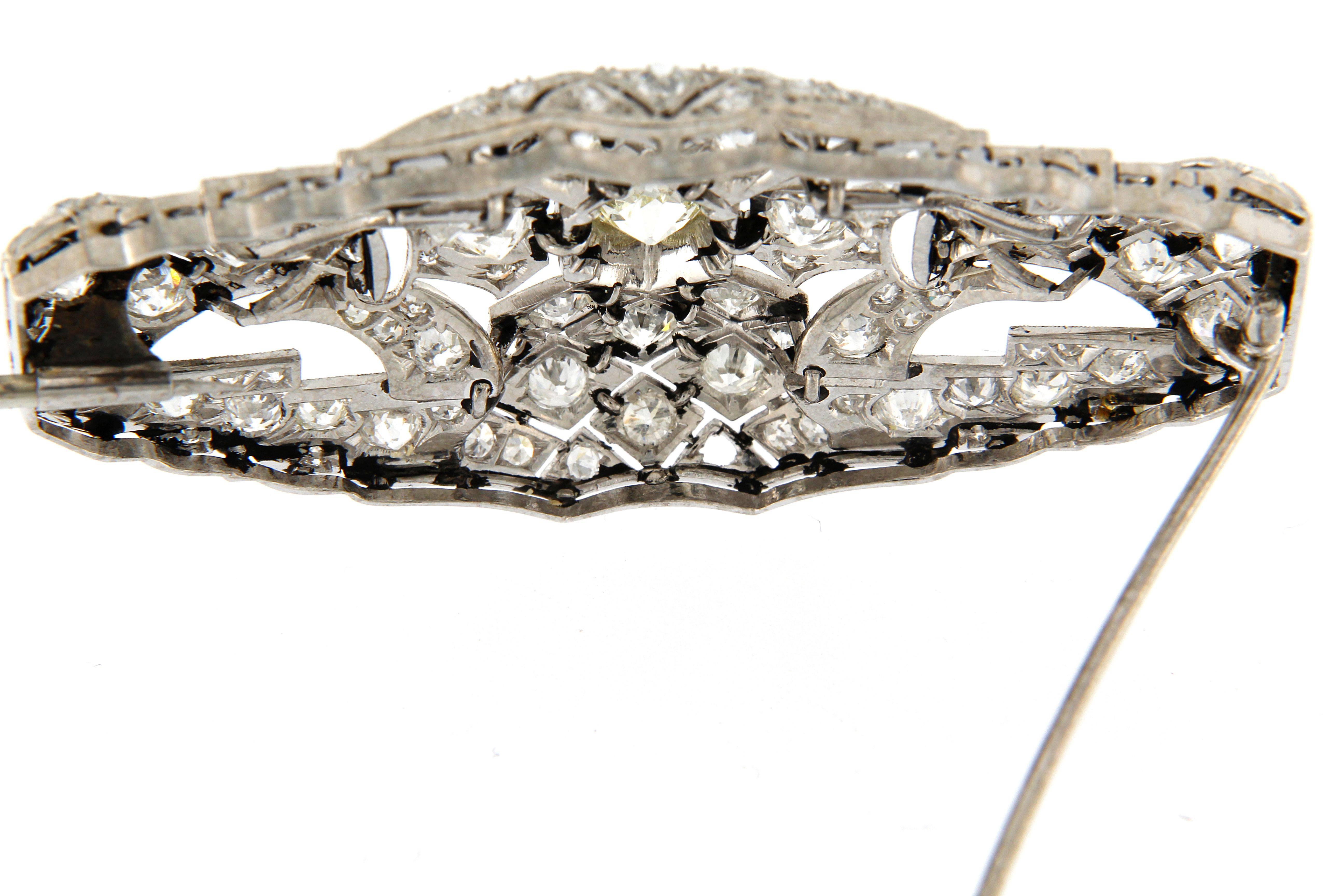 1930s mine cut diamonds brooche In Excellent Condition For Sale In Florence, IT