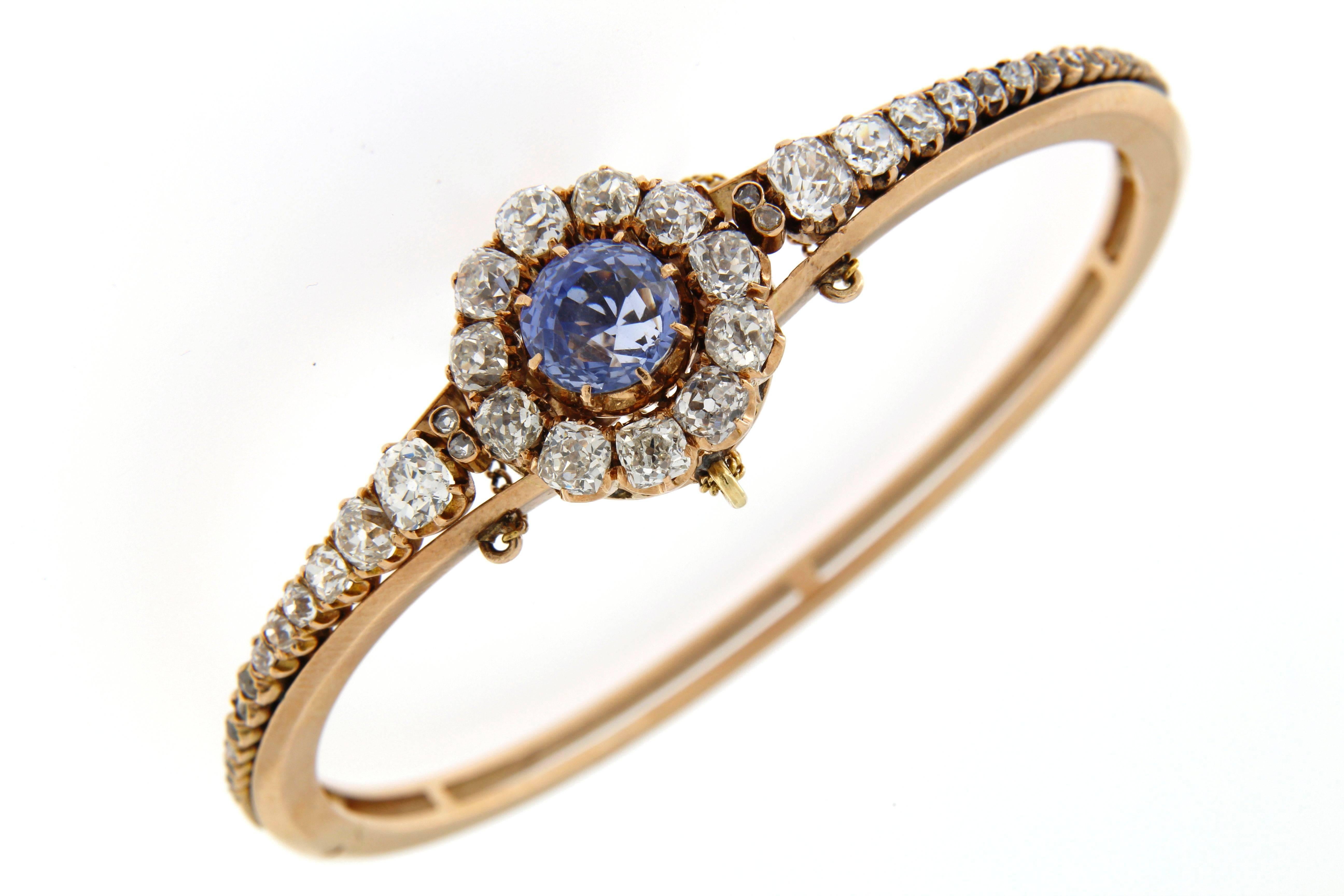 Rose gold 14 kt, for this superb Victorian age bangle bracelet, original piece, designed to be used as a bangle or, unsetting the central element as a pendant.
Ntural Sri Lanka sapphire , round cut, ct. 3.00 circa
antique cut diamonds , total