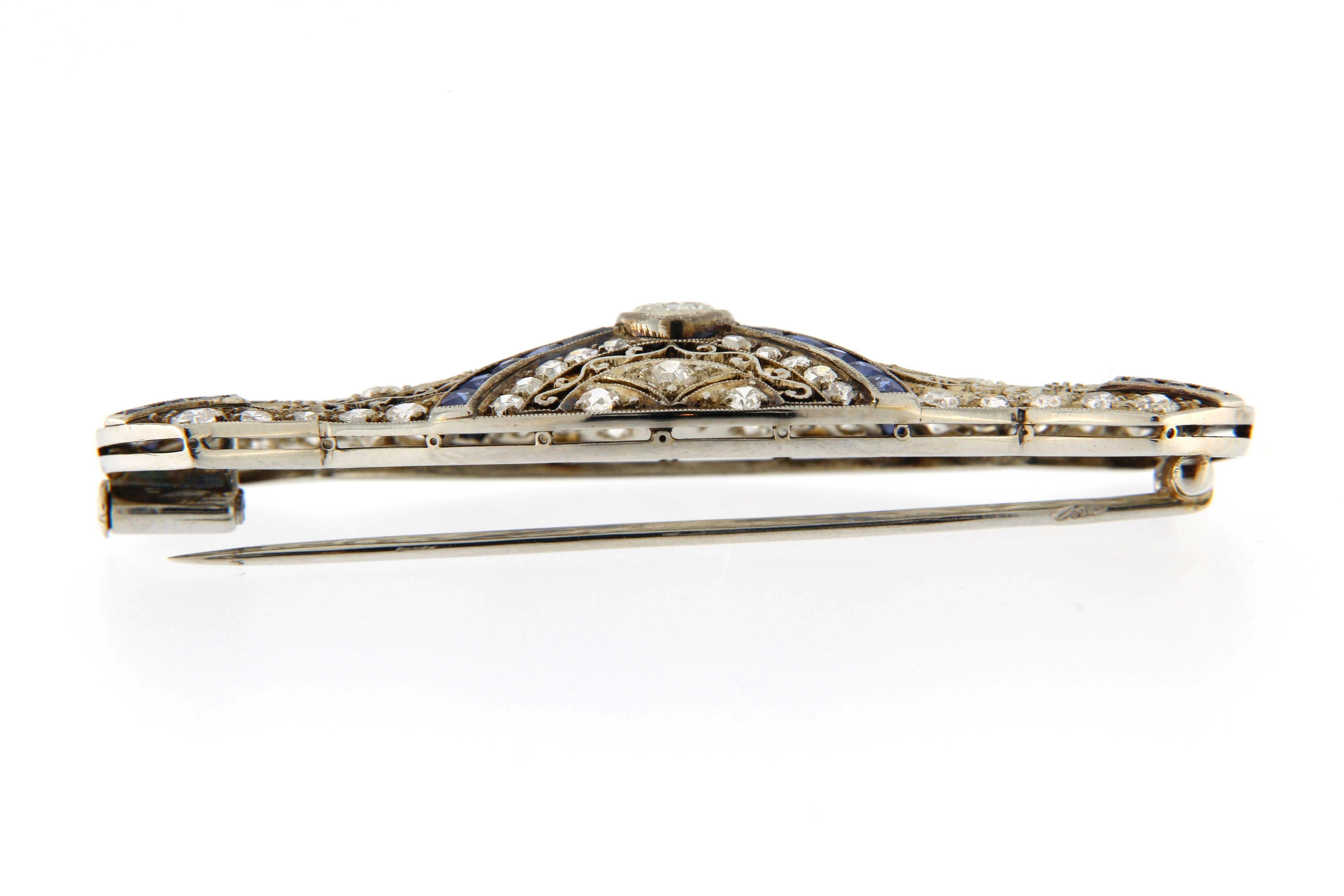 1930s Sapphire Diamond Gold Brooch In Excellent Condition For Sale In Florence, IT