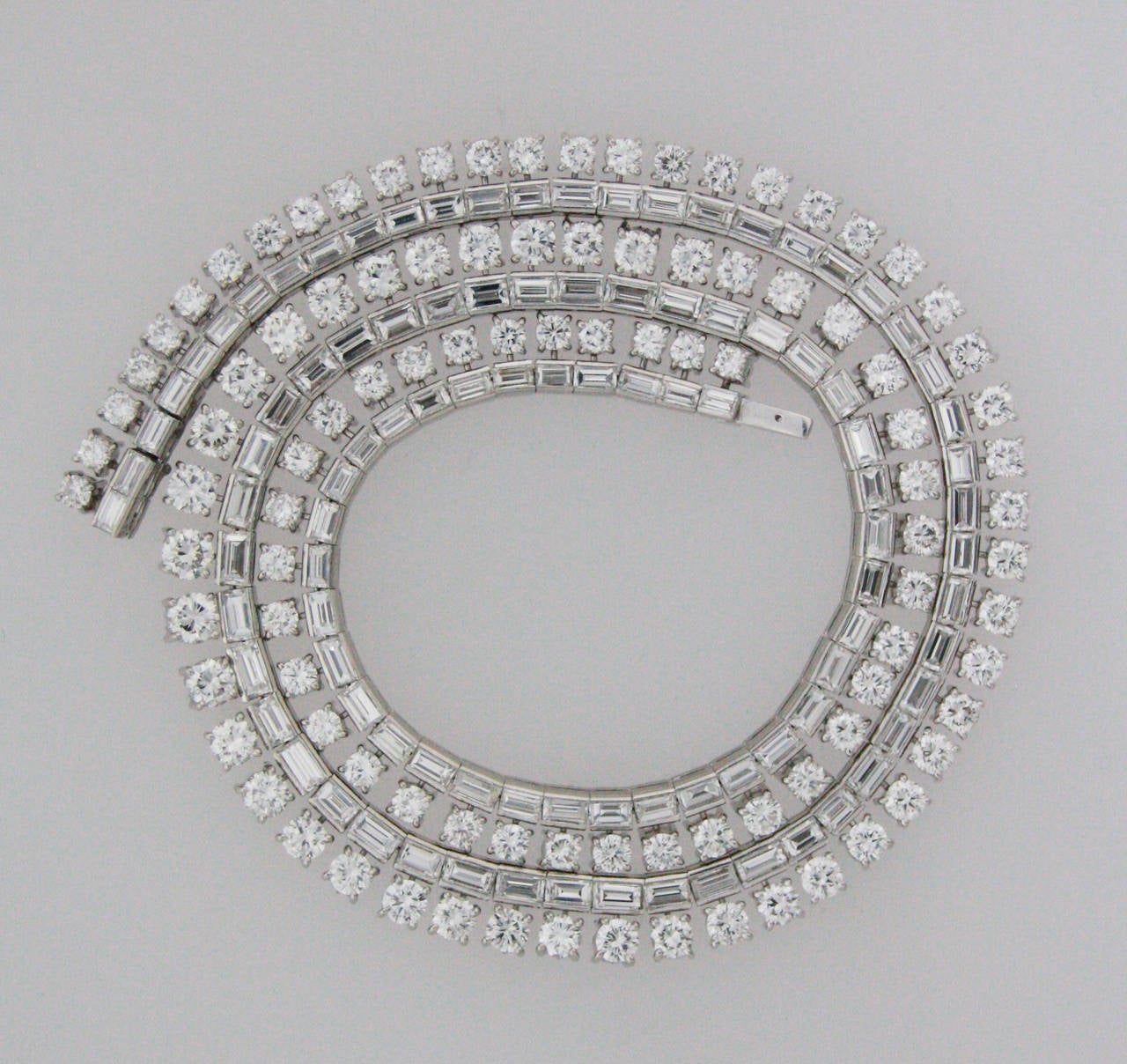 30 Karat Brillant und Baguette Diamant Platin Riviere Halskette im Zustand „Hervorragend“ im Angebot in Bay Harbor Islands, FL