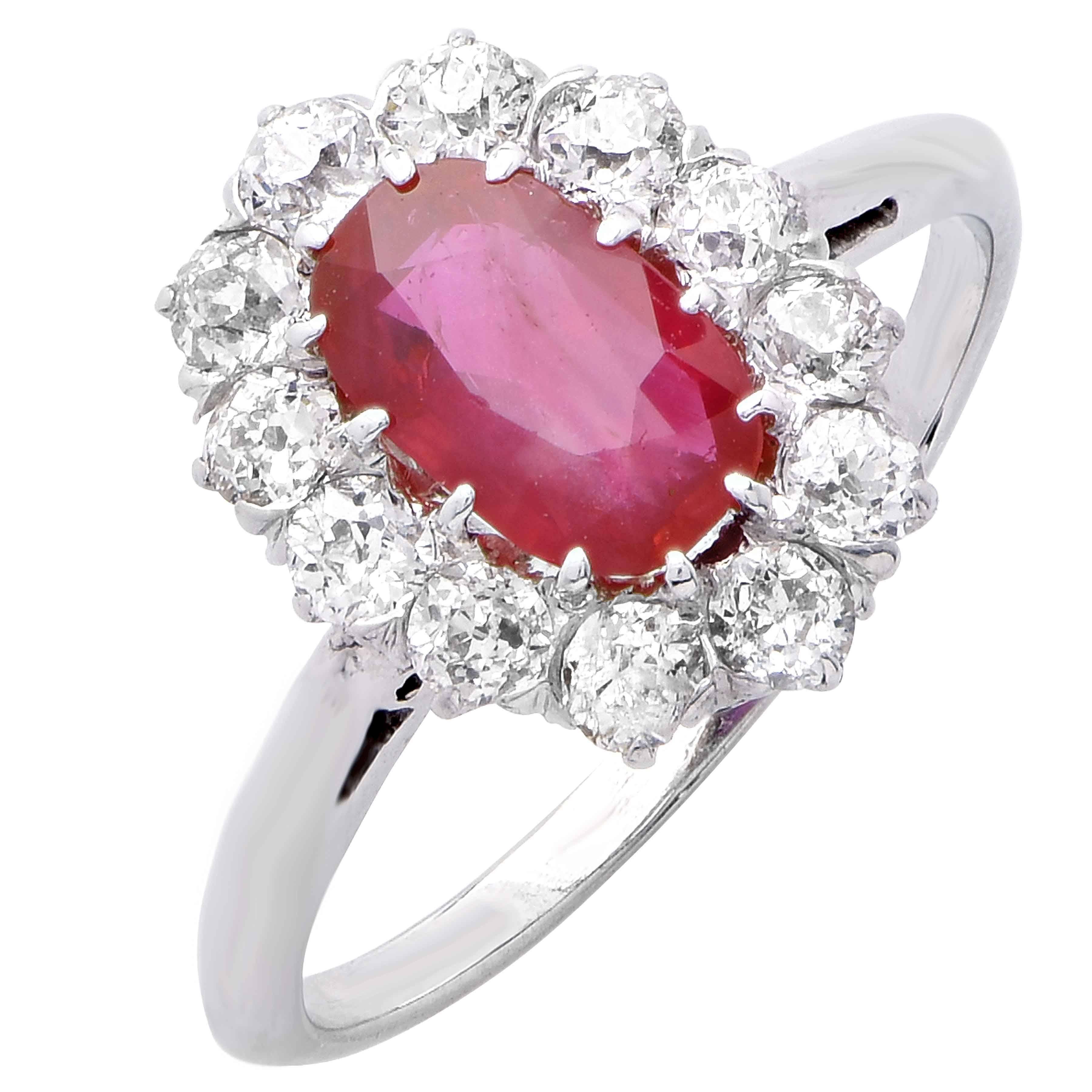 Bague en rubis naturel de 2 carats et diamants en vente