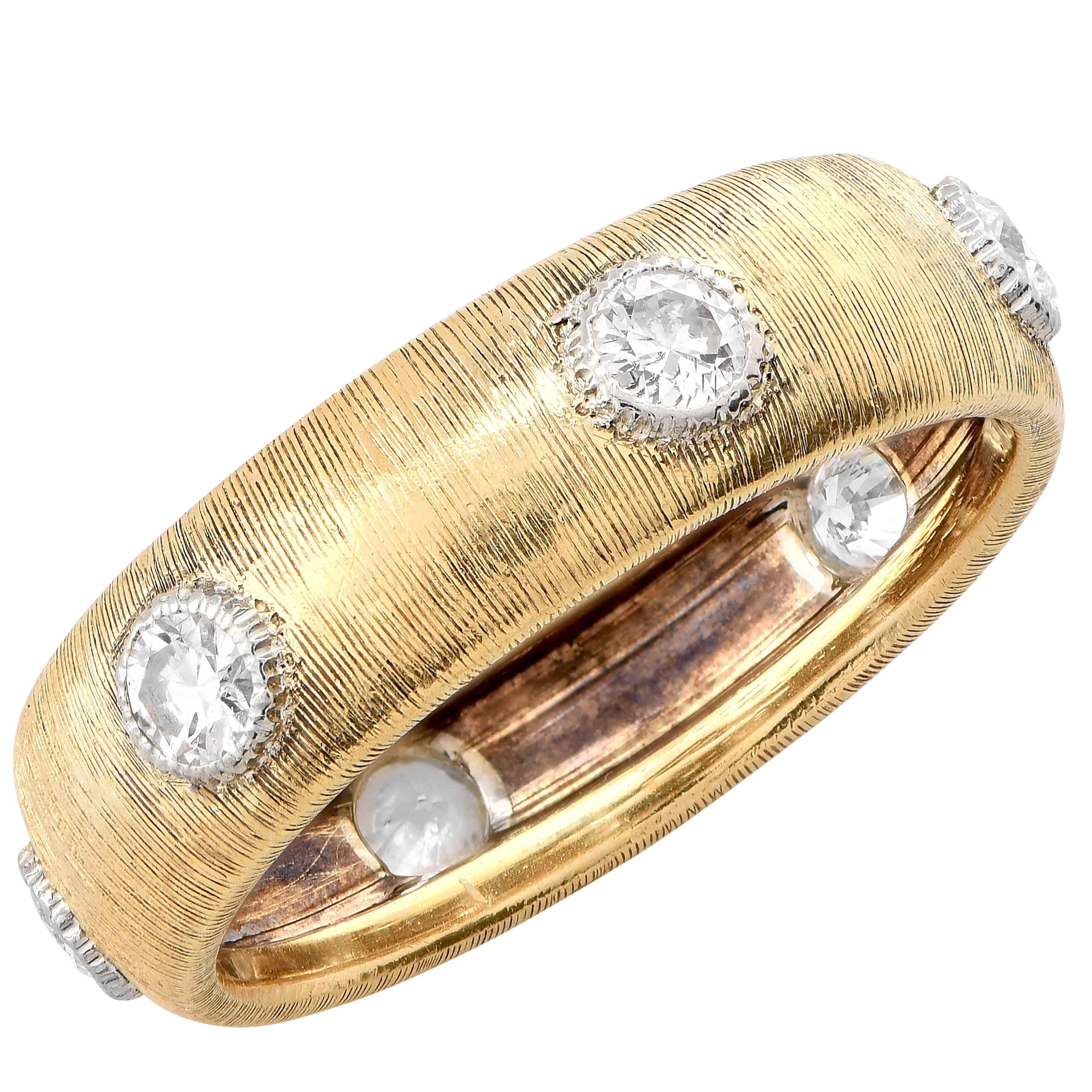 Fascia nuziale in oro giallo 18 carati con diamante da 0,60 carati e texture a mano