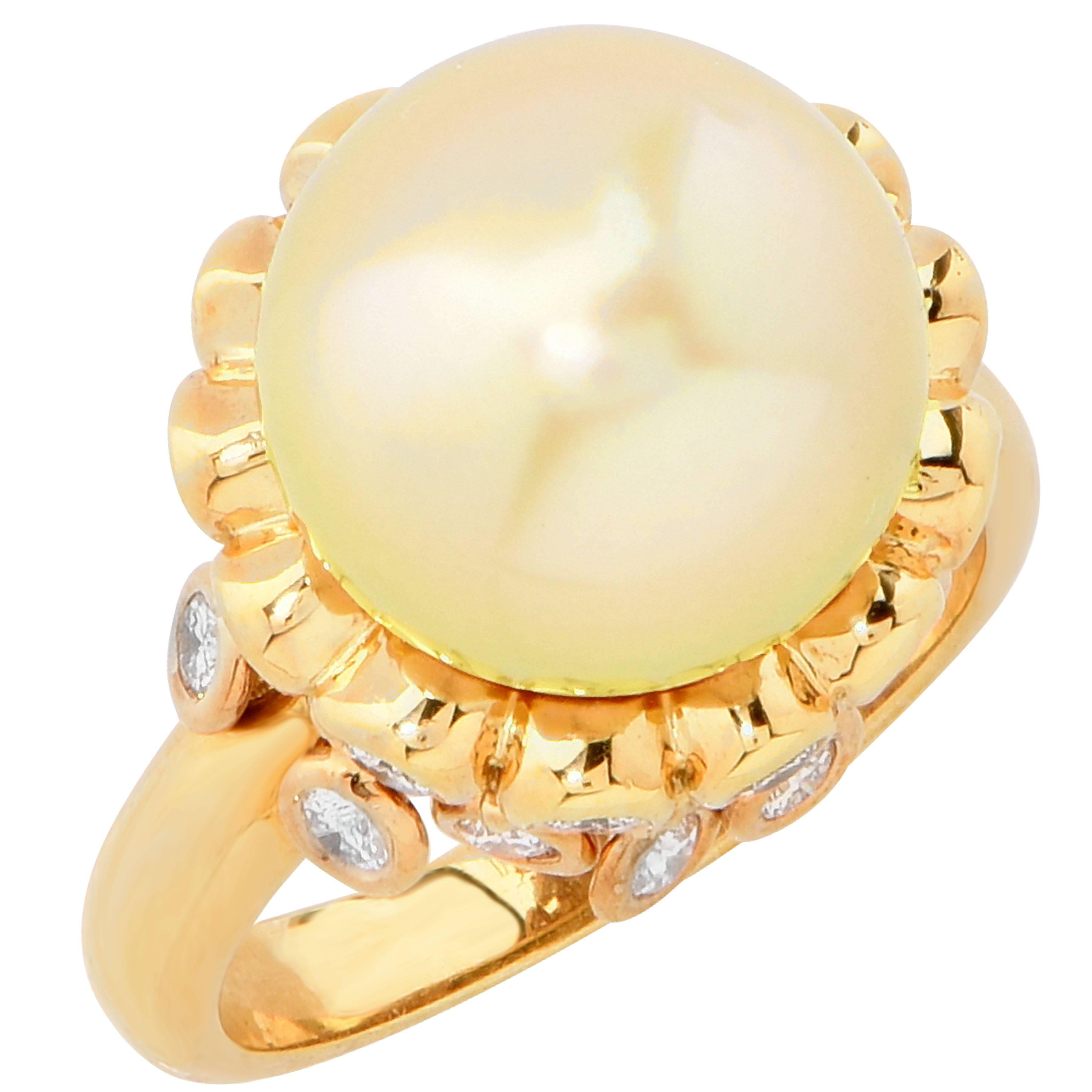 Golden Pearl and Diamond 18 Karat Yellow Gold Ring For Sale