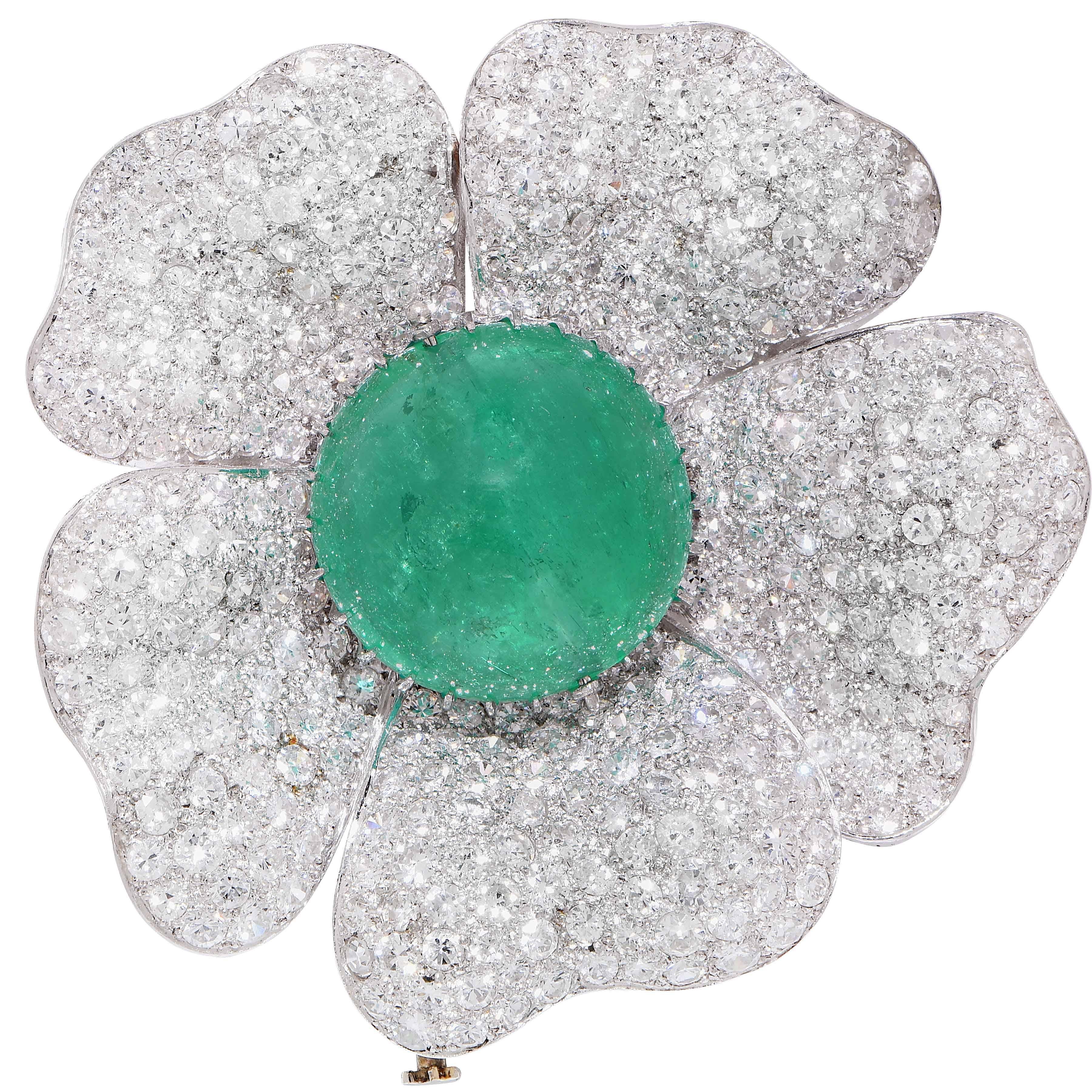 Broche fleur en émeraude naturelle de 33,93 carats taillée en cabochon et diamants de 15 carats