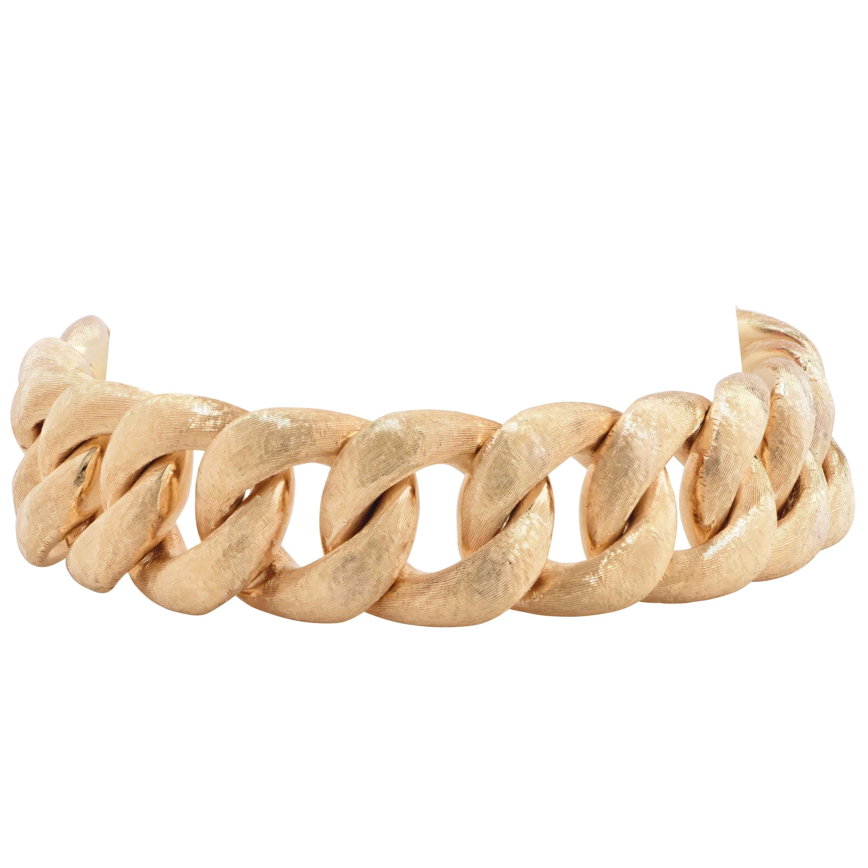 Yellow gold link bracelet 8 inches long. This is a chunky bracelet which feels heavy.
14 Karat Yellow Gold
138.5 Grams