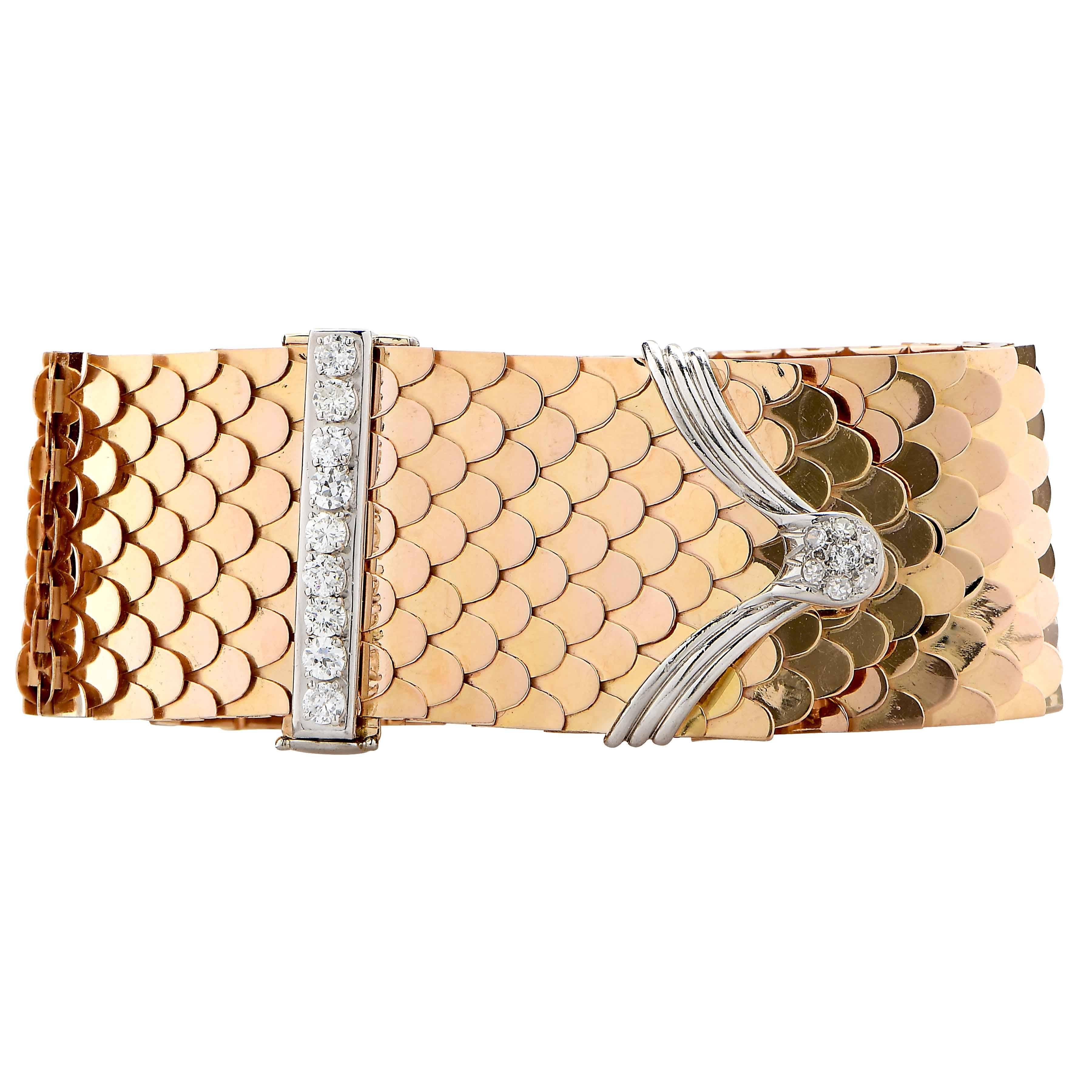 Bracciale retrò con fibbia di diamanti degli anni '40, caratterizzato da un intricato e flessibile design a squame che scorre come la seta e da 16 diamanti con un peso totale stimato di 1,5 carati.
Tipo di metallo: Oro giallo 18 carati
Peso del
