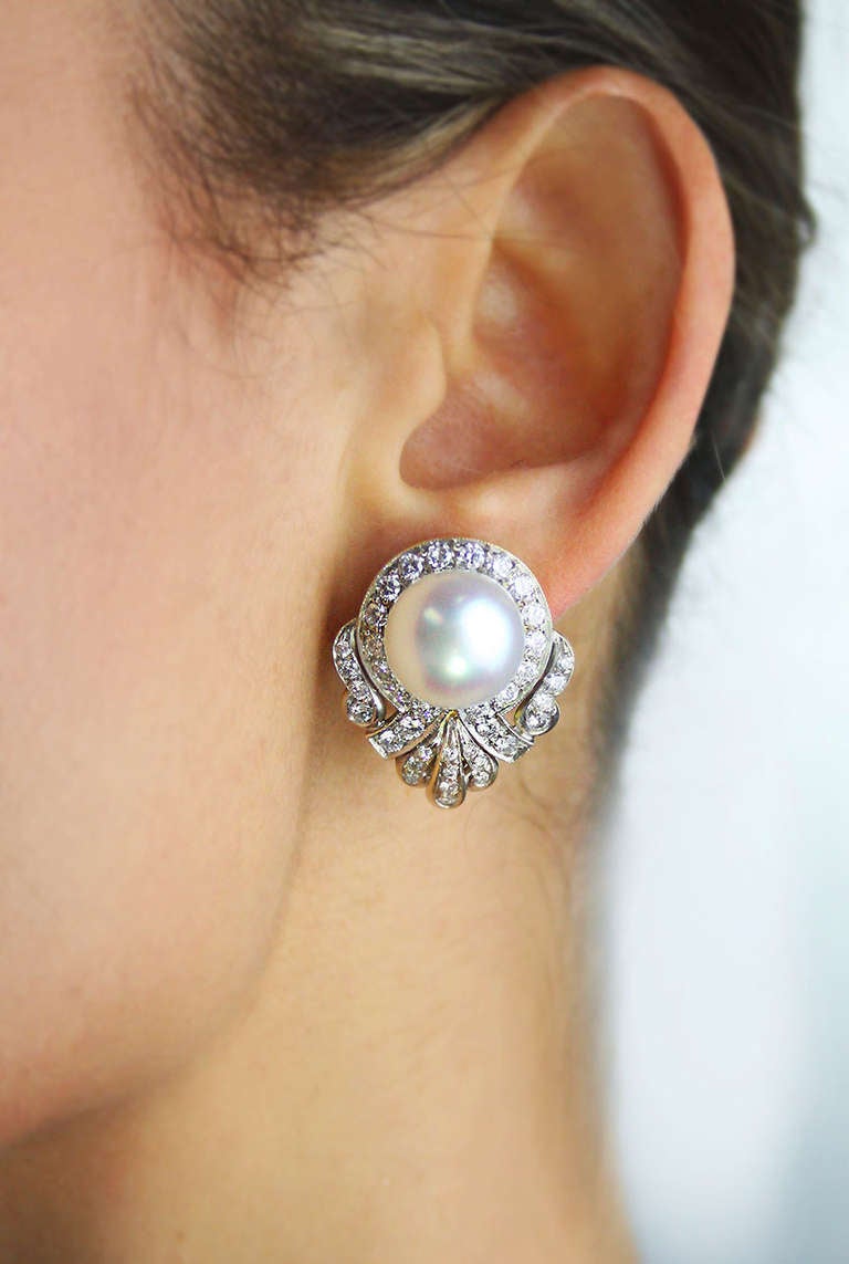 Die Ohrringe bestehen aus einem sehr feinen Paar 12,8 mm Südsee-Zuchtperlen in Knopfform. Sie sind außerdem mit runden Diamanten von etwa 2,32 Karat besetzt.
Metall Typ: 18 Karat Weißgold

