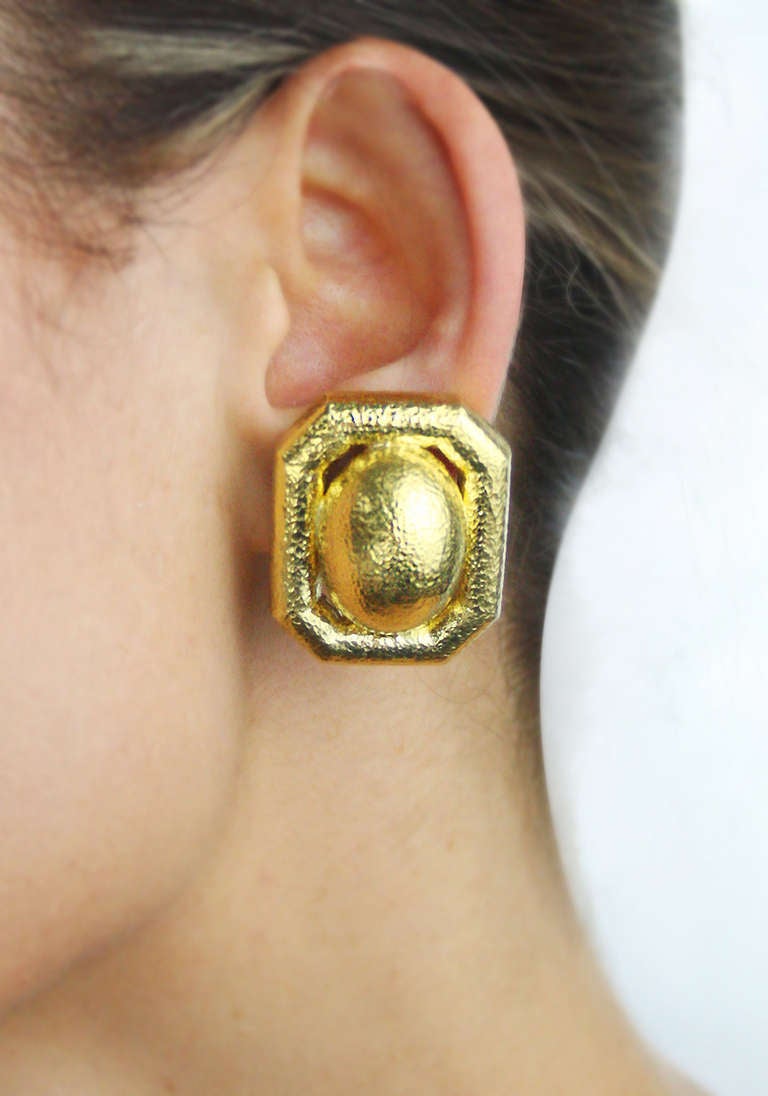 David Webb hand hammered ear clips in 18 Karat yellow gold.

Stamped WEBB
Metal Type: 18 Karat Yellow Gold (Stamped and/or Tested)
Metal Weight: 40.4 Grams