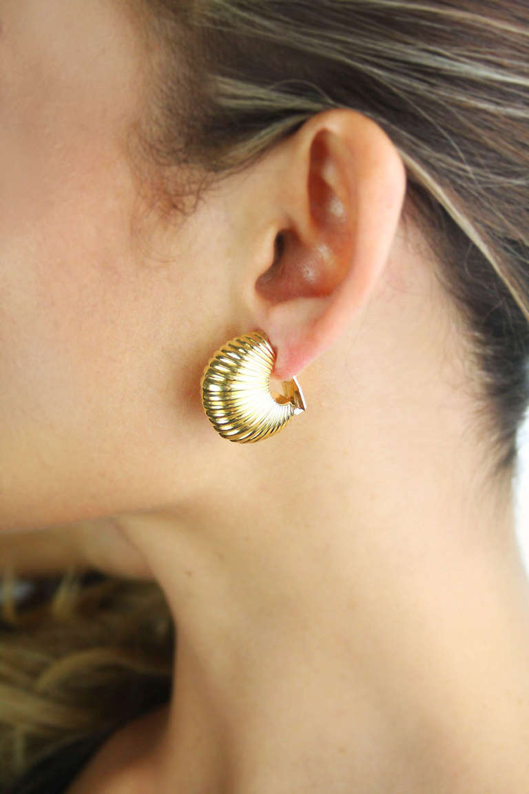 Gold Shell Ear Clips In Good Condition In Bay Harbor Islands, FL