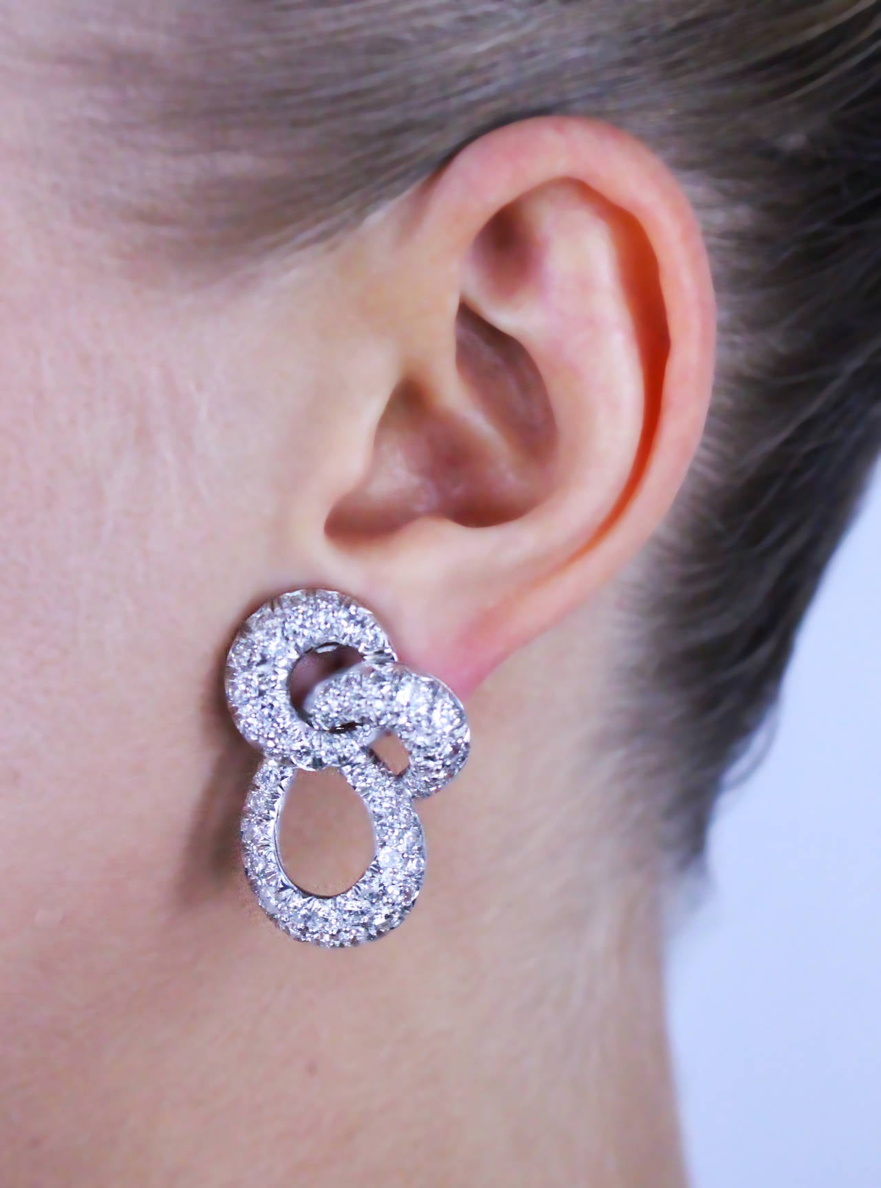 Boucles d'oreilles tourbillon en or blanc 18 carats avec diamants pavés de 6 carats en vente 1