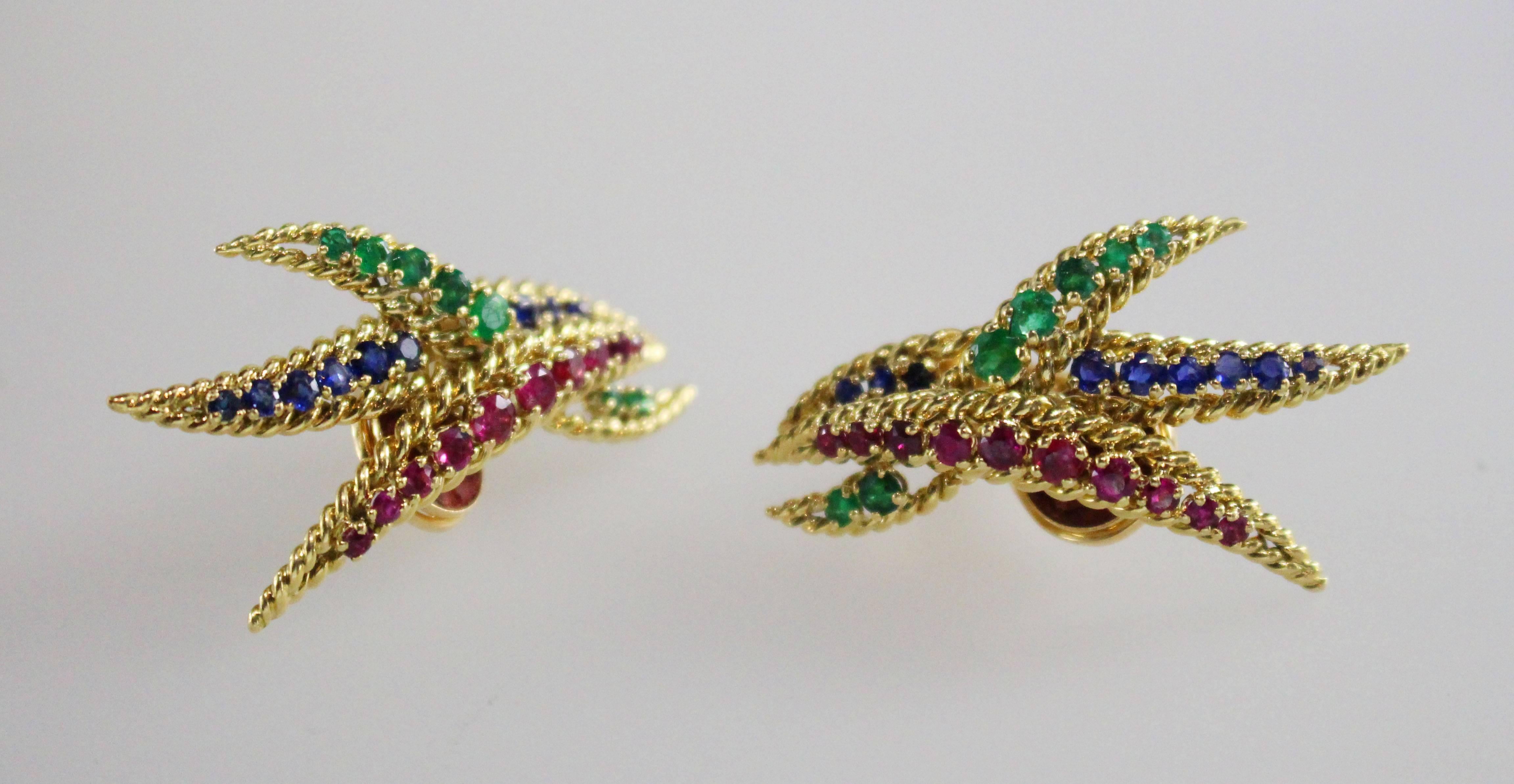 Clips d'oreilles Mauboussin des années 1980 en rubis, saphirs et émeraudes Pour femmes en vente