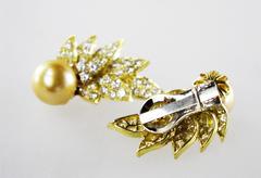 Clips d'oreilles en or avec perles de culture des mers du Sud dorées et diamants.
