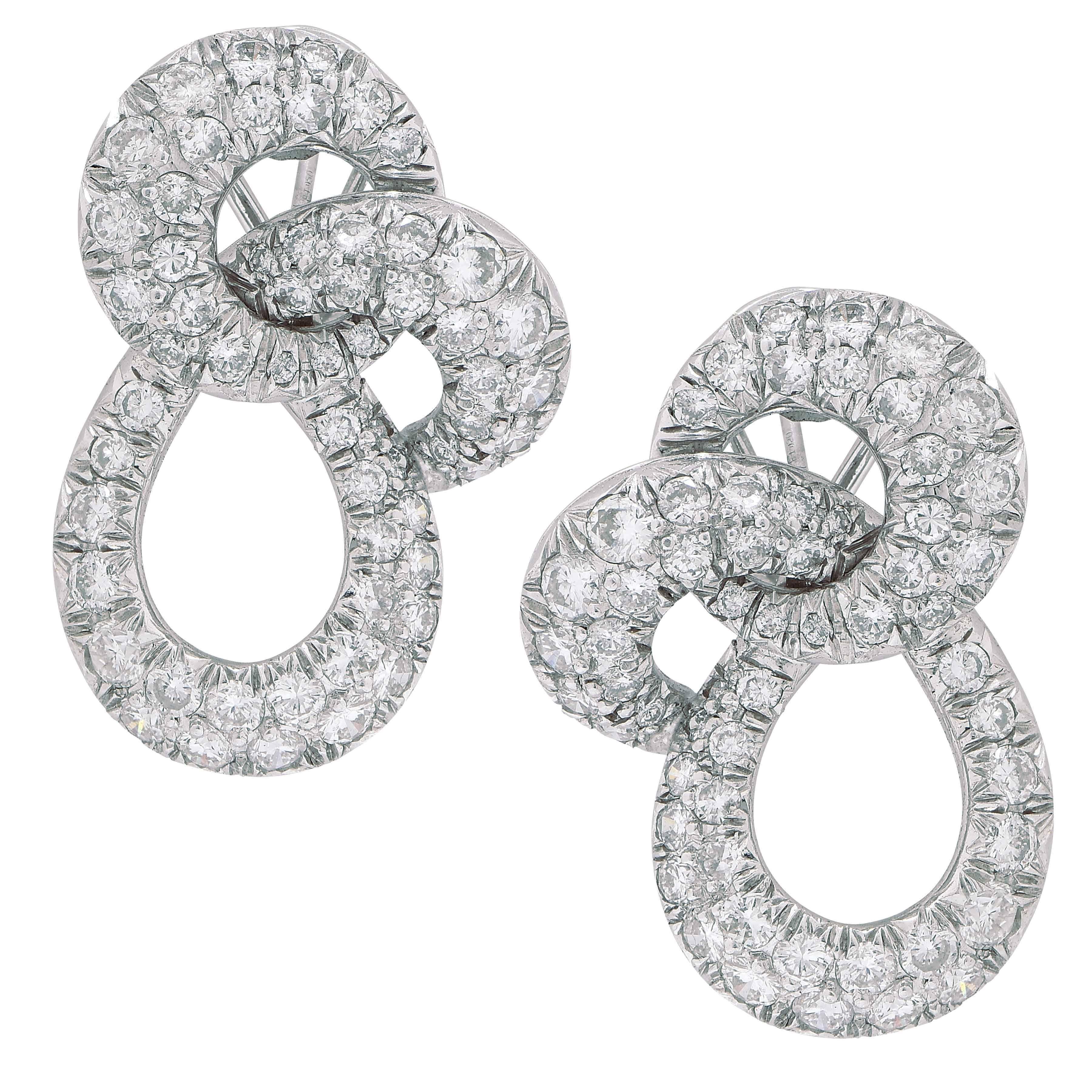 Ces clips d'oreilles extrêmement bien réalisés sont ornés de 104 diamants ronds de taille brillant pesant environ 6 carats. Les diamants sont de couleur F/G et de pureté VS. Le sertissage en pavé sur le devant, et la finition sur le revers sont de