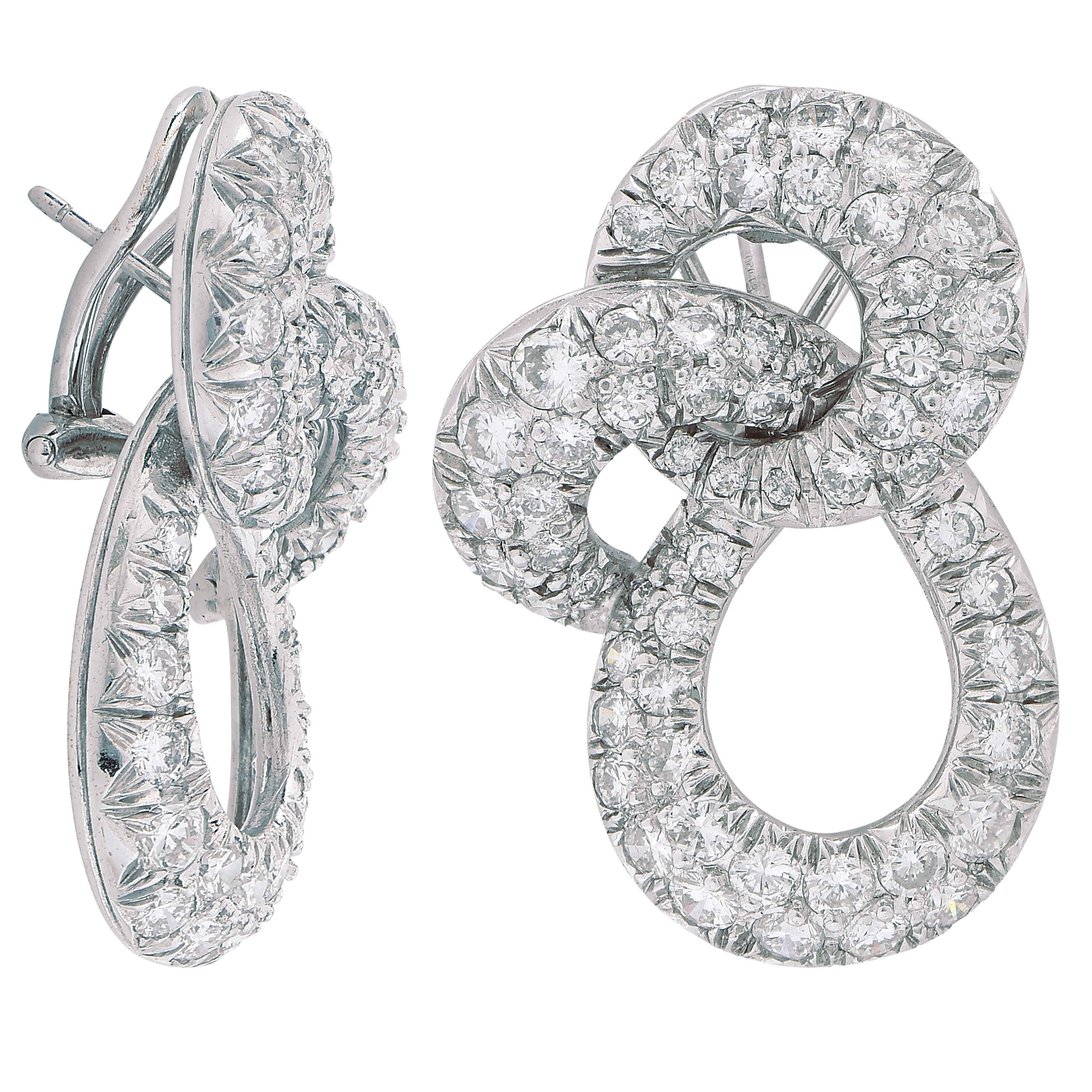 Boucles d'oreilles tourbillon en or blanc 18 carats avec diamants pavés de 6 carats Pour femmes en vente