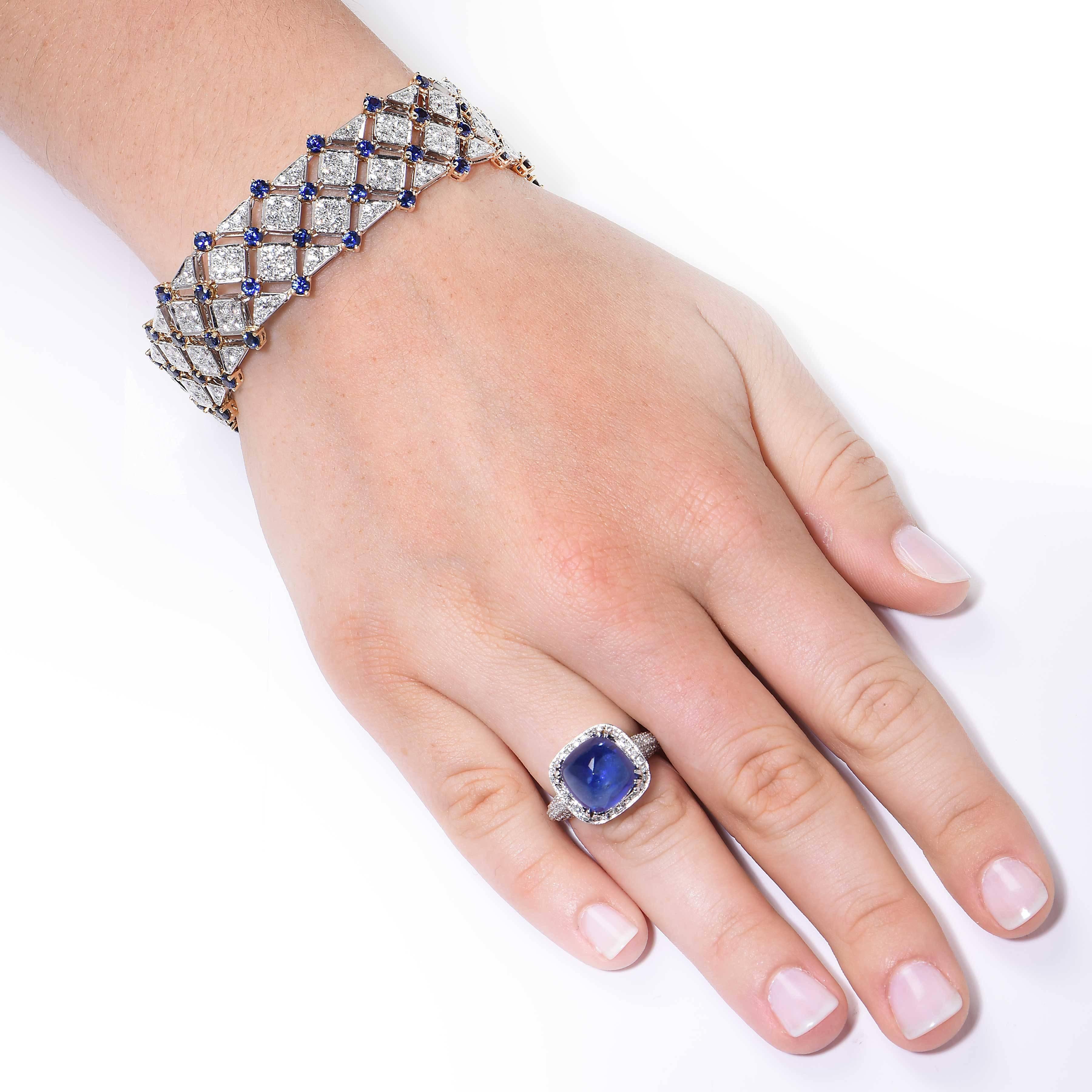 Bracelet Tiffany & Co. de la collection Trellis. Sertie de 64 saphirs pesant approximativement 9.25 carats et de diamants ronds pesant approximativement 9.15 carats. Les diamants sont de couleur F/G et de pureté VVS/VS. 

Le prix de vente actuel de