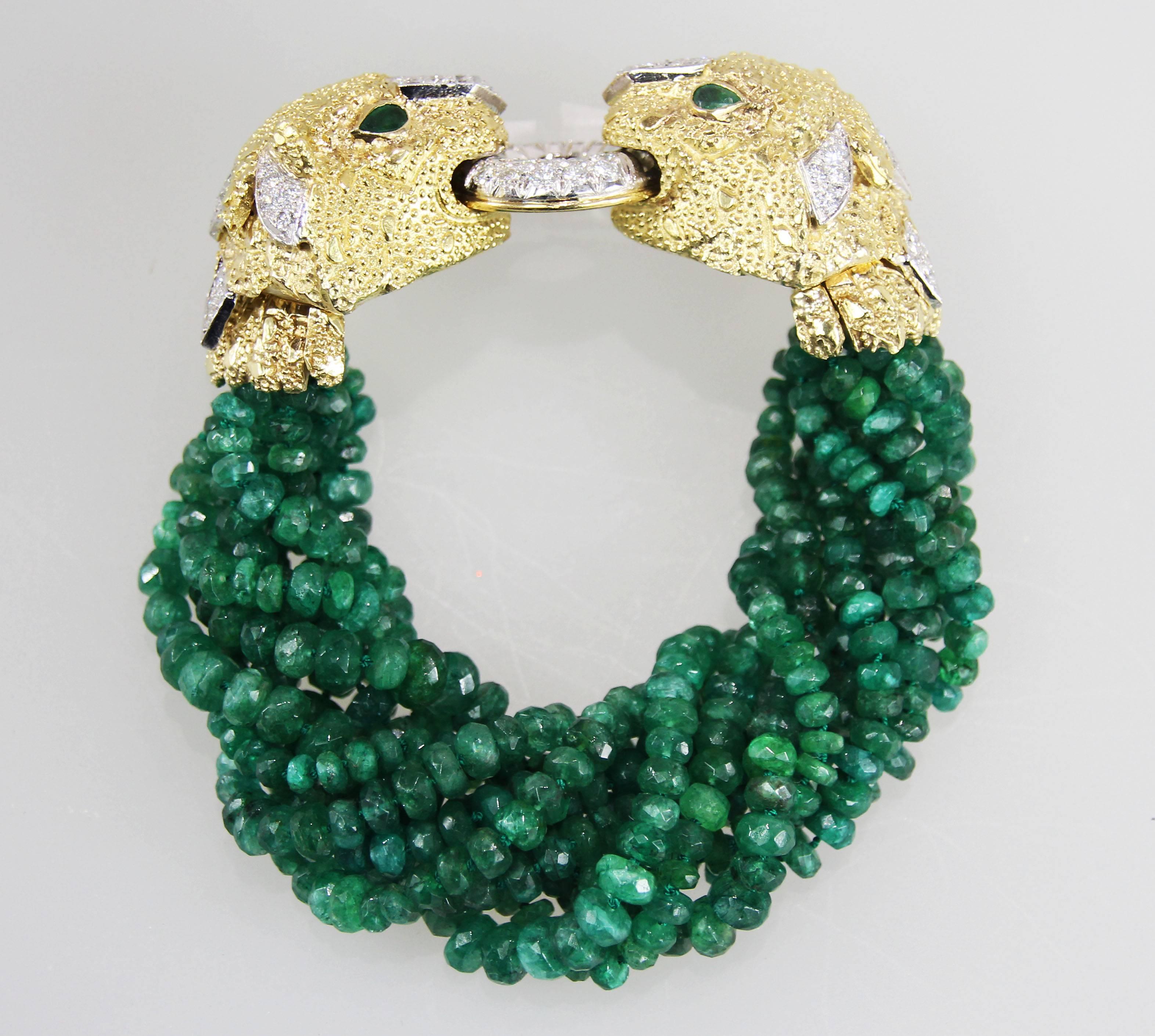 Gold- und Diamantarmband mit strukturierten Gliedern und einem auswechselbaren:: aus 9 Strängen bestehenden Teil mit facettierten Smaragdperlen. Die Pantherköpfe sind mit runden Diamanten von etwa 2::50 Karat besetzt. Der innere Armreif ist 6 1/2