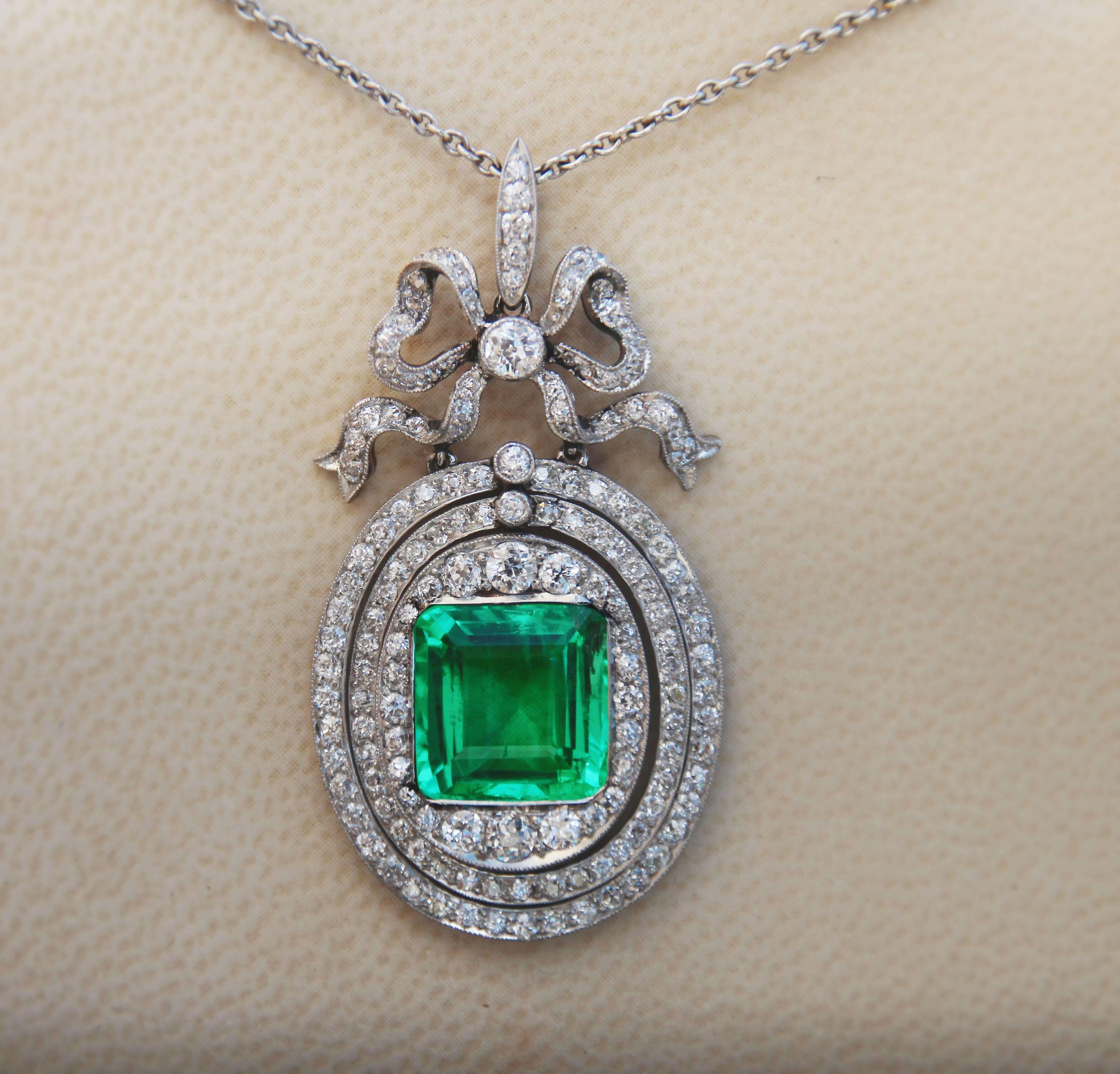 Pendentif en or recouvert de platine, émeraude colombienne de 4 carats et diamant, vers 1910 Excellent état - En vente à Bay Harbor Islands, FL