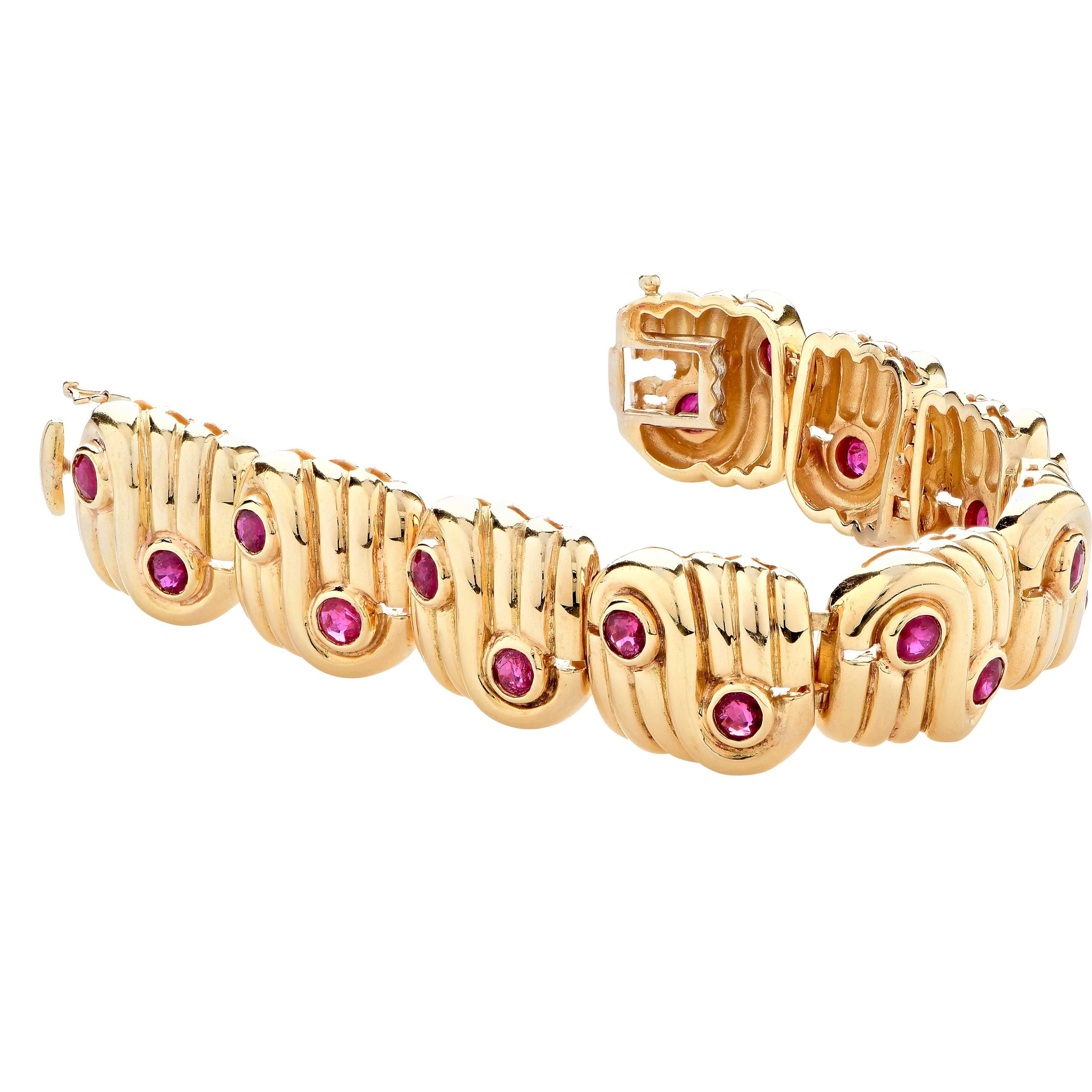  5.4 Carat Ruby 1980s Retro 18 Karat Yellow Gold Bracelet In Excellent Condition In Bay Harbor Islands, FL