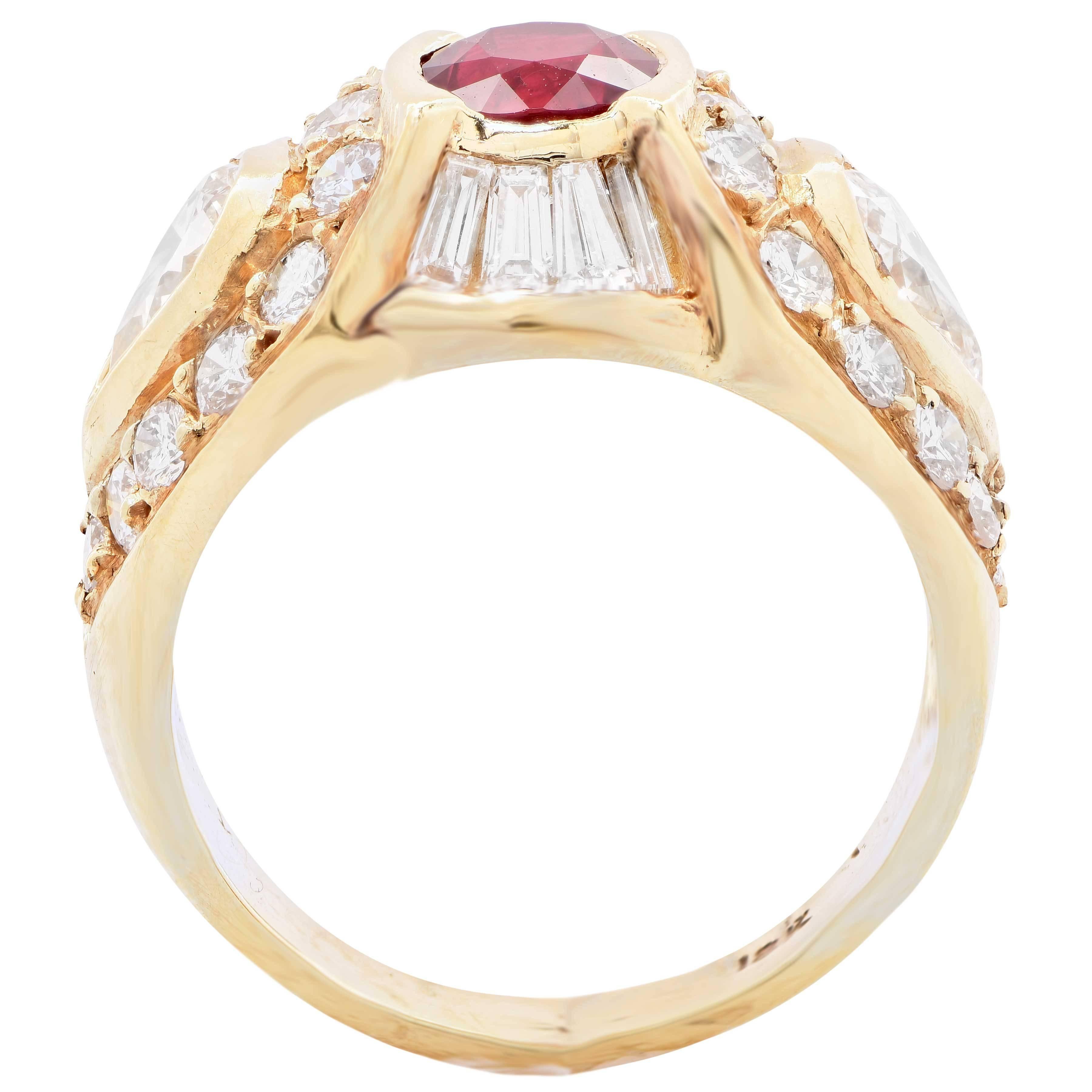 Bague en or jaune 18 carats avec rubis et diamants en vente 1