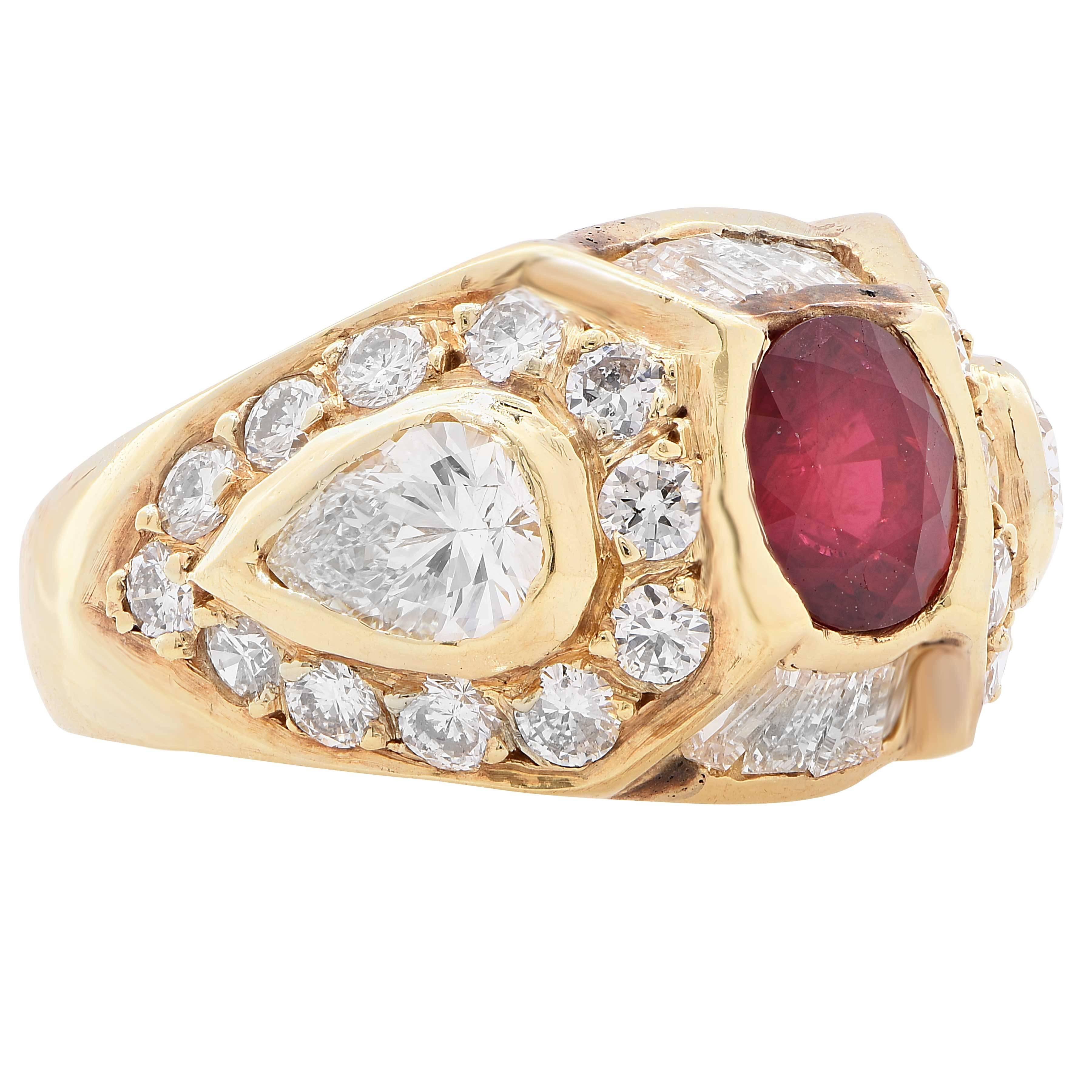 Bague en or jaune 18 carats avec rubis et diamants en vente 3