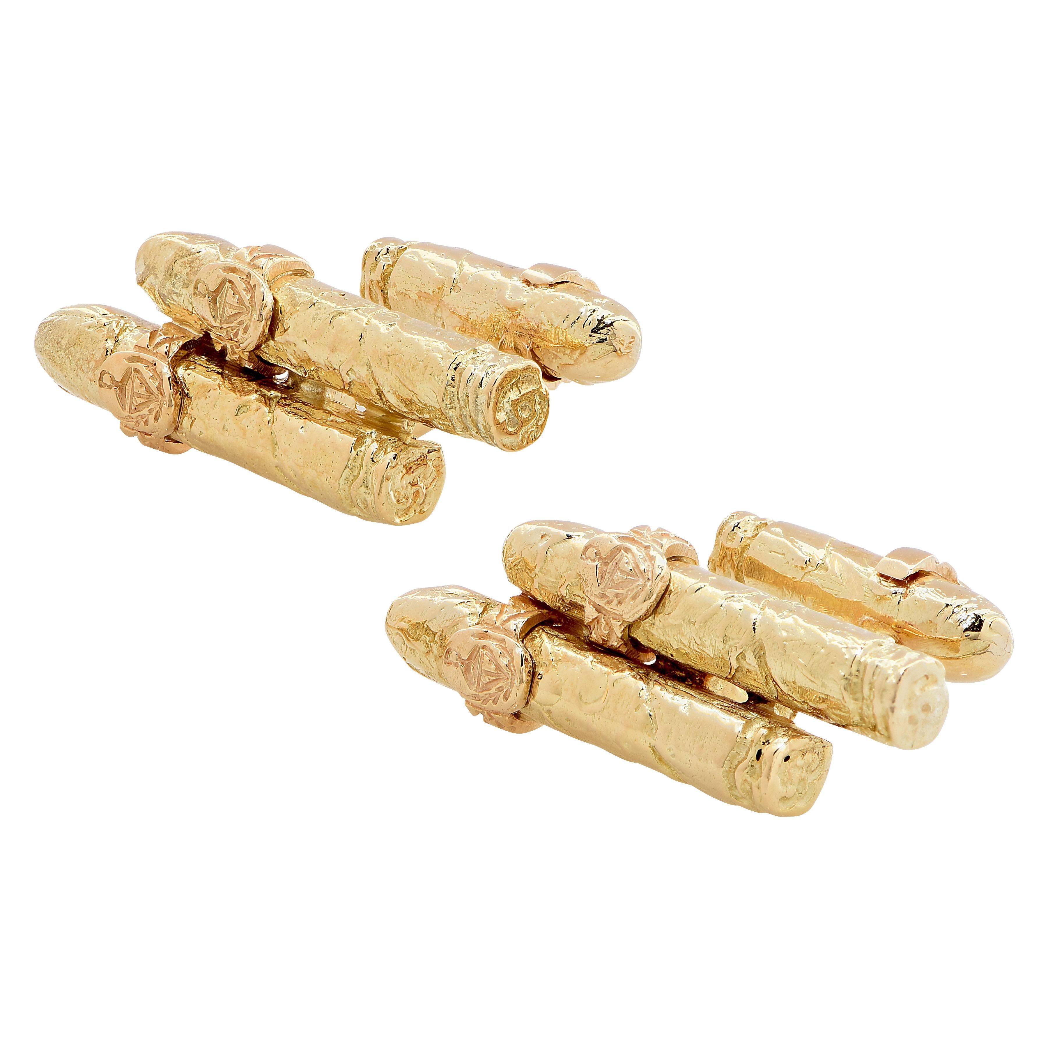 Cufflinks with double cigar motif on the front, and a single cigar in the back.
18K yellow gold. 32.7 grams.