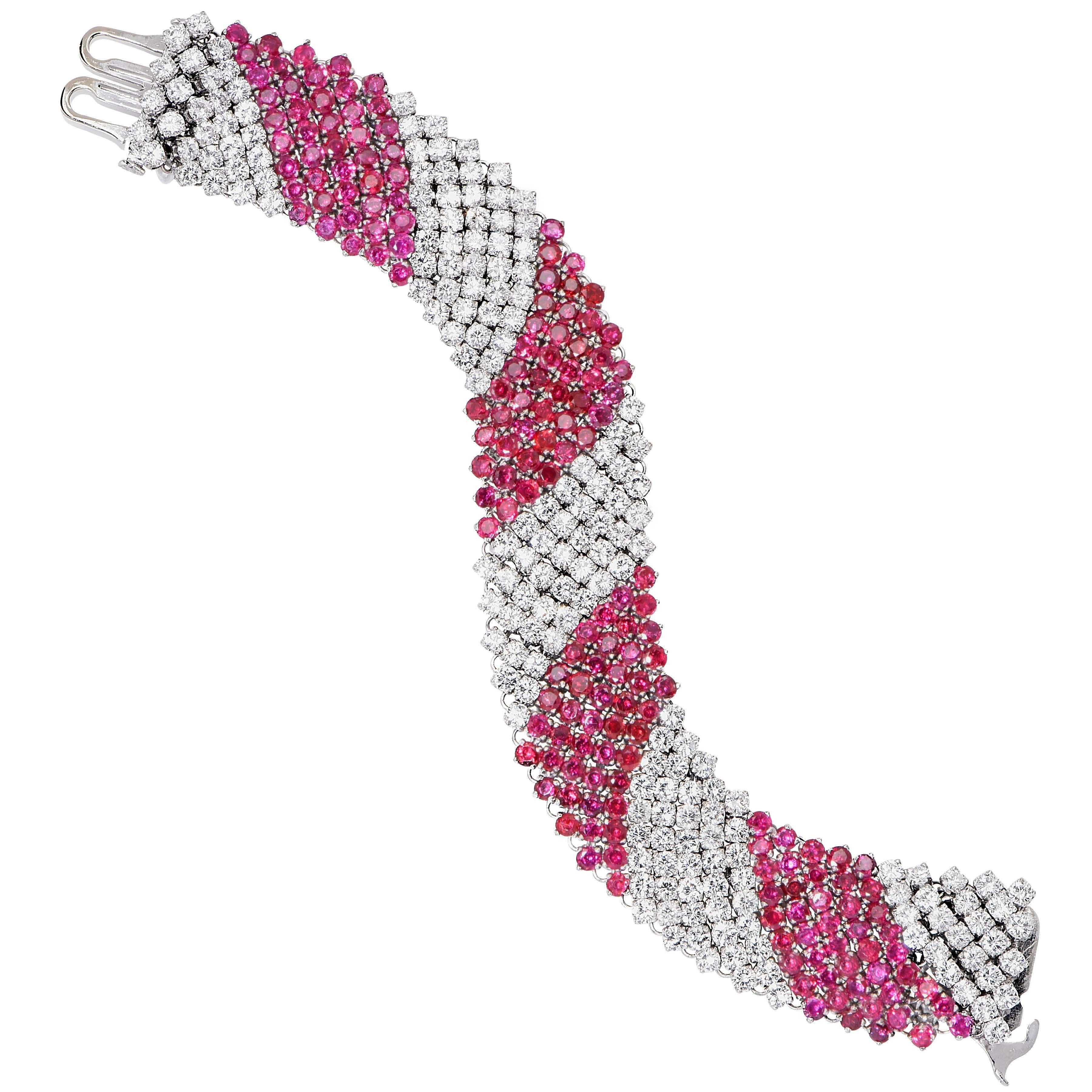 Round Cut 16 Carats Diamond and 19 Carats Ruby 18 Karat White Gold Bracelet For Sale