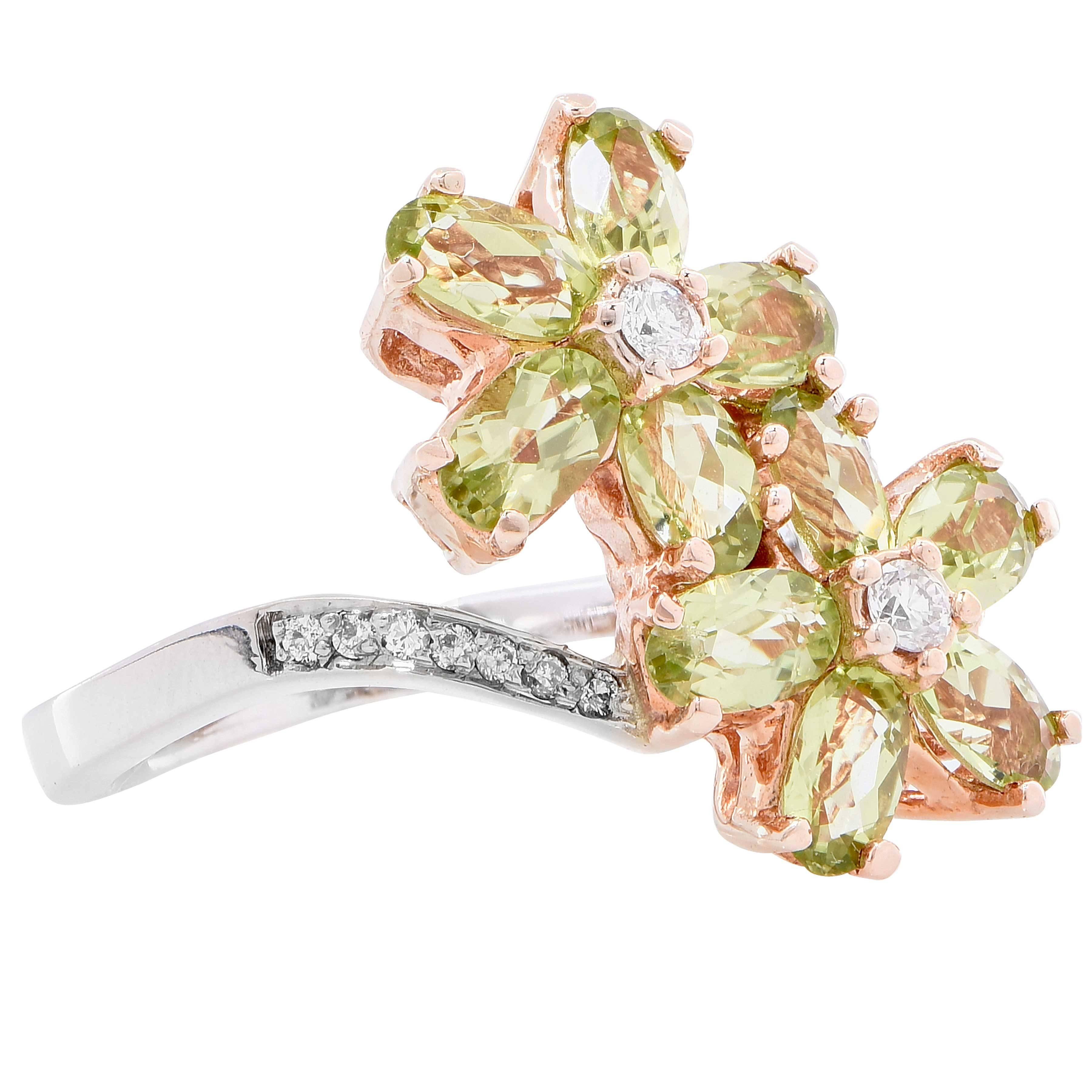 Peridot and Diamond Flower Ring In Excellent Condition For Sale In Bay Harbor Islands, FL