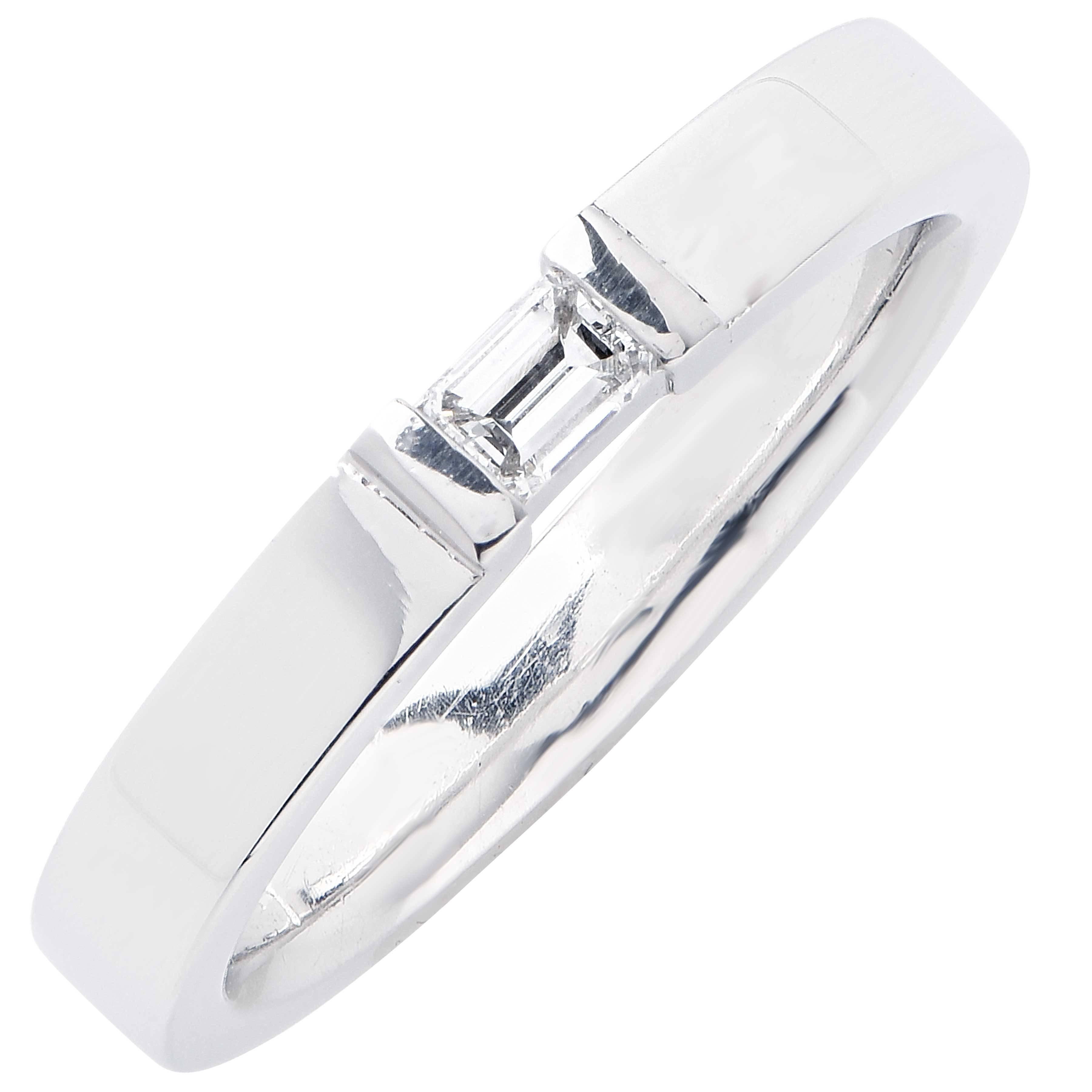 Platin-Ehering mit Smaragdschliff-Diamant für Damen oder Herren im Angebot