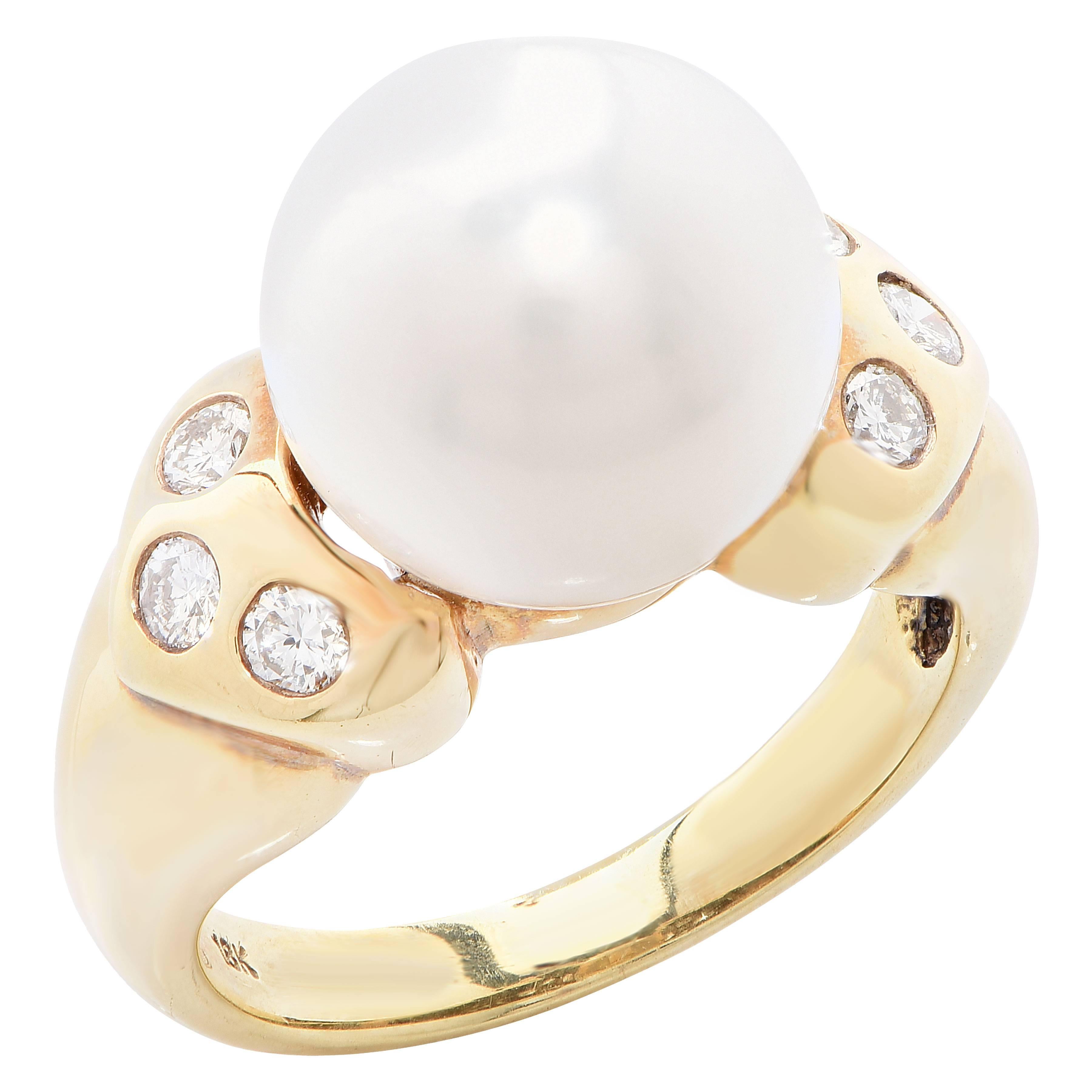 Cultured Pearl Diamond Gold Ring In Good Condition For Sale In Bay Harbor Islands, FL