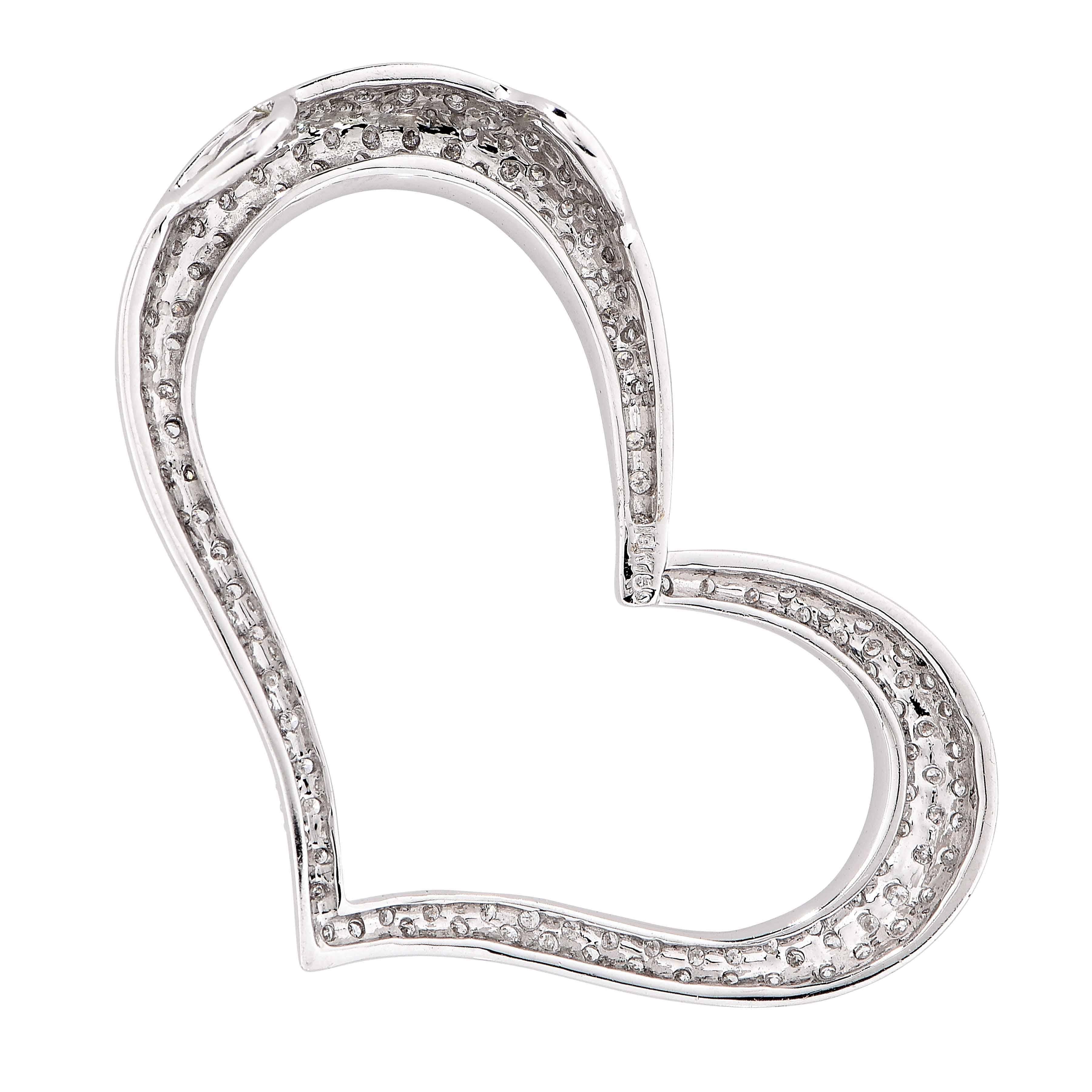 Grand pendentif en or blanc 18 carats orné de 149 diamants ronds d'un poids total estimé à 1,04 carat.

Métal Poids : 6,3 grammes
Type de métal : Or blanc 18Kt