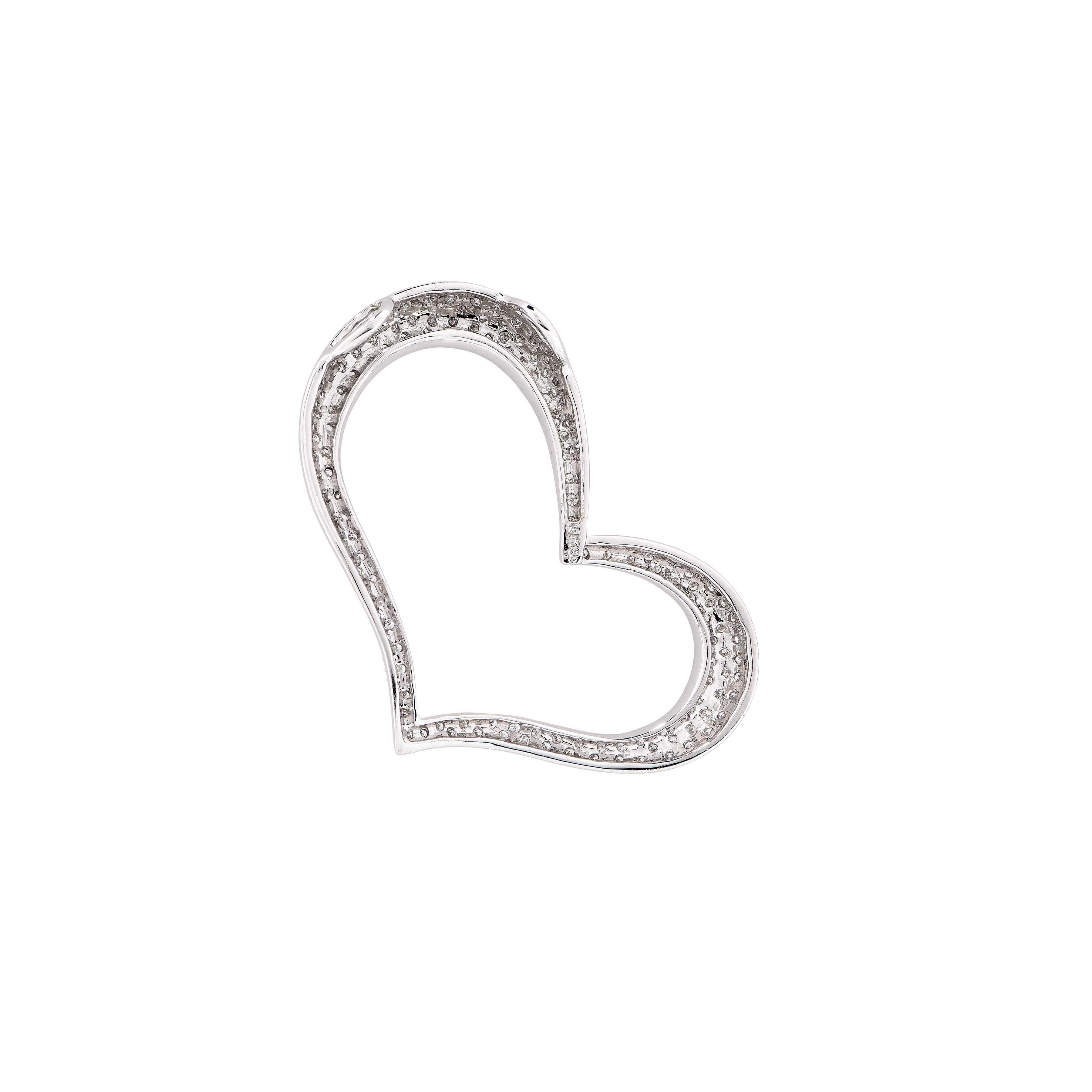 Grand pendentif cœur en or blanc avec diamants de 1,04 carat Excellent état - En vente à Bay Harbor Islands, FL