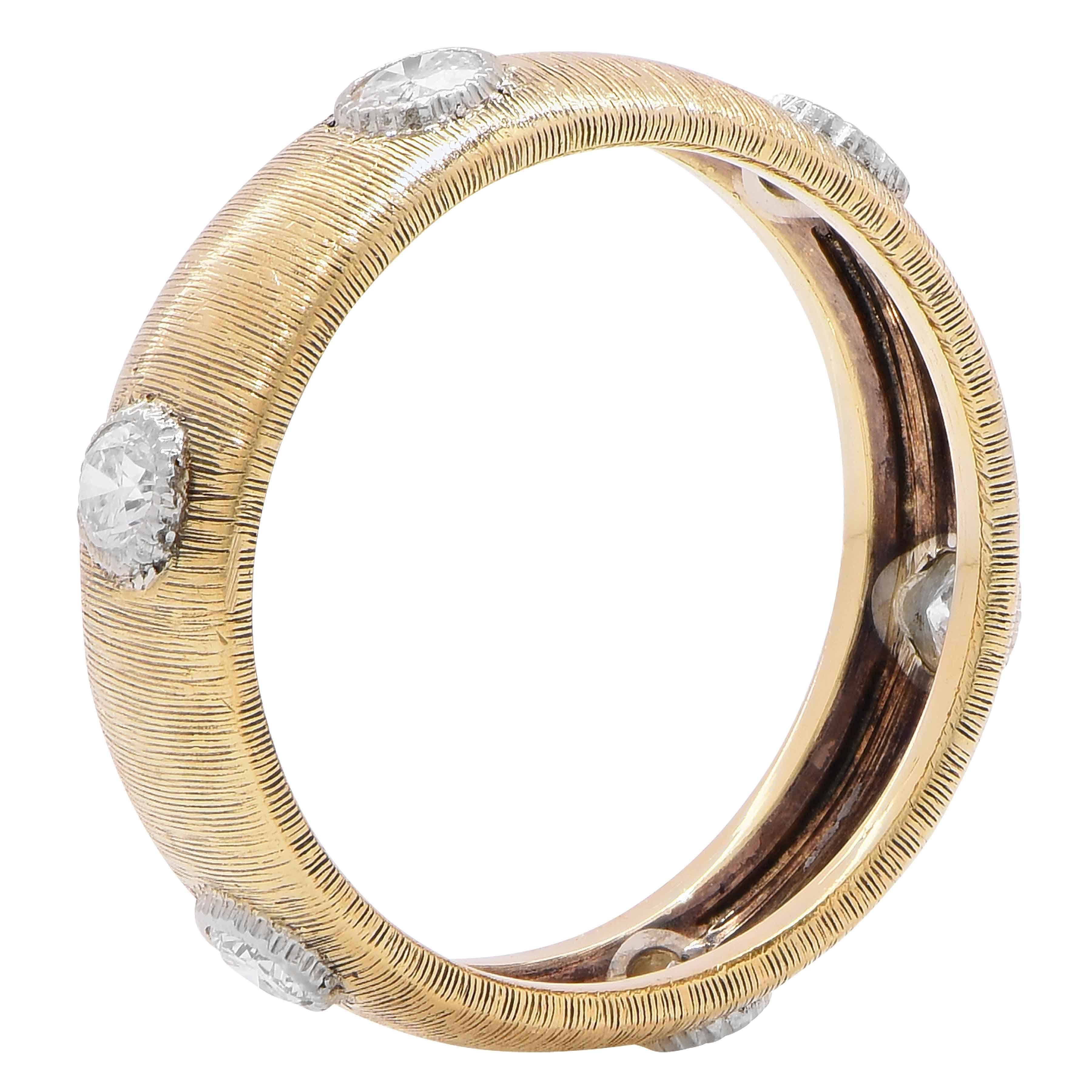 Alliance en or jaune 18 carats texturée à la main avec diamants de 0,60 carat Excellent état - En vente à Bay Harbor Islands, FL