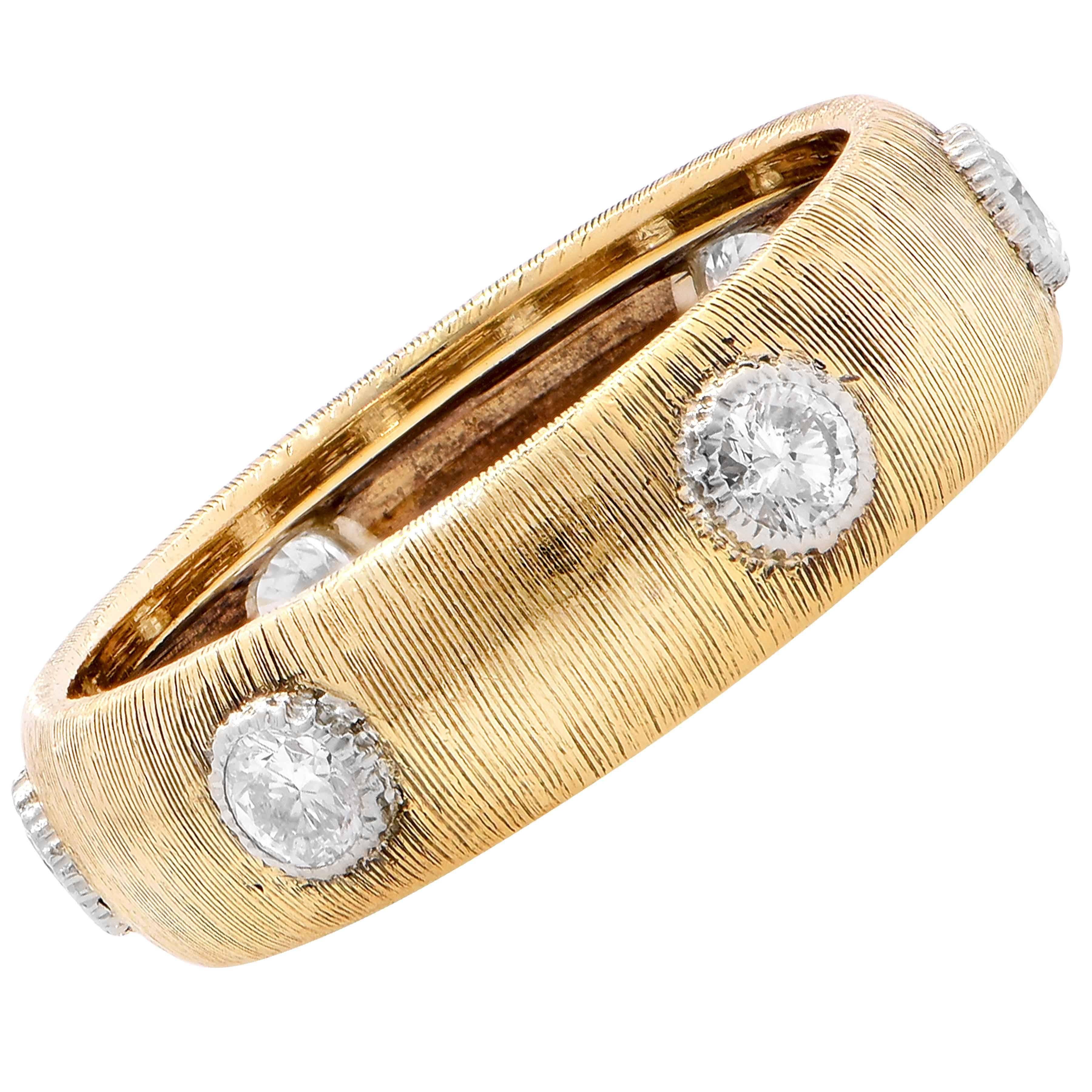 Alliance en or jaune 18 carats texturée à la main avec diamants de 0,60 carat Pour femmes en vente