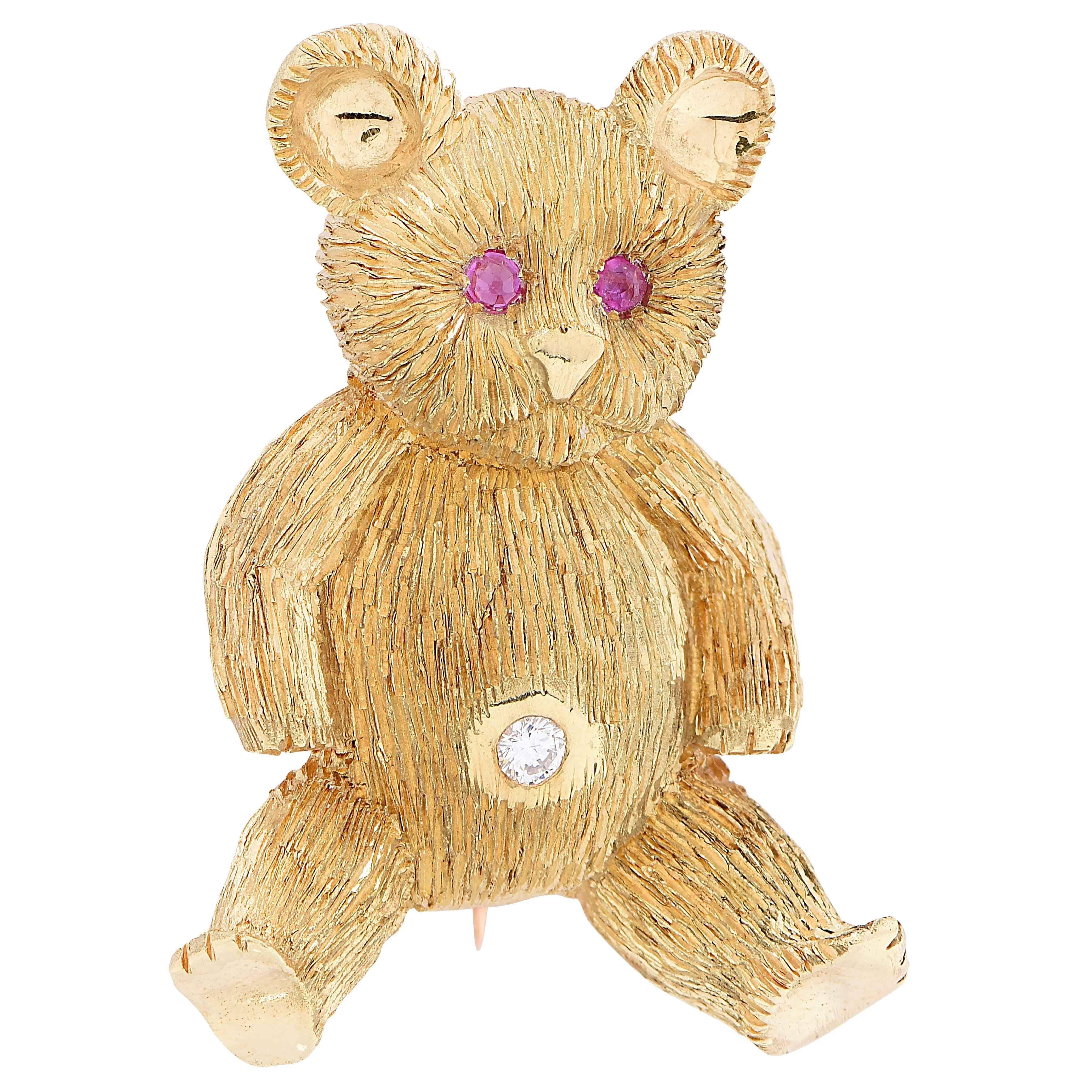 This cute little bear has a single diamond in its belly button, and 2 pink sapphire eyes.

Metal Type: 18KT Yellow Gold
Metal Weight: 12.3 Grams