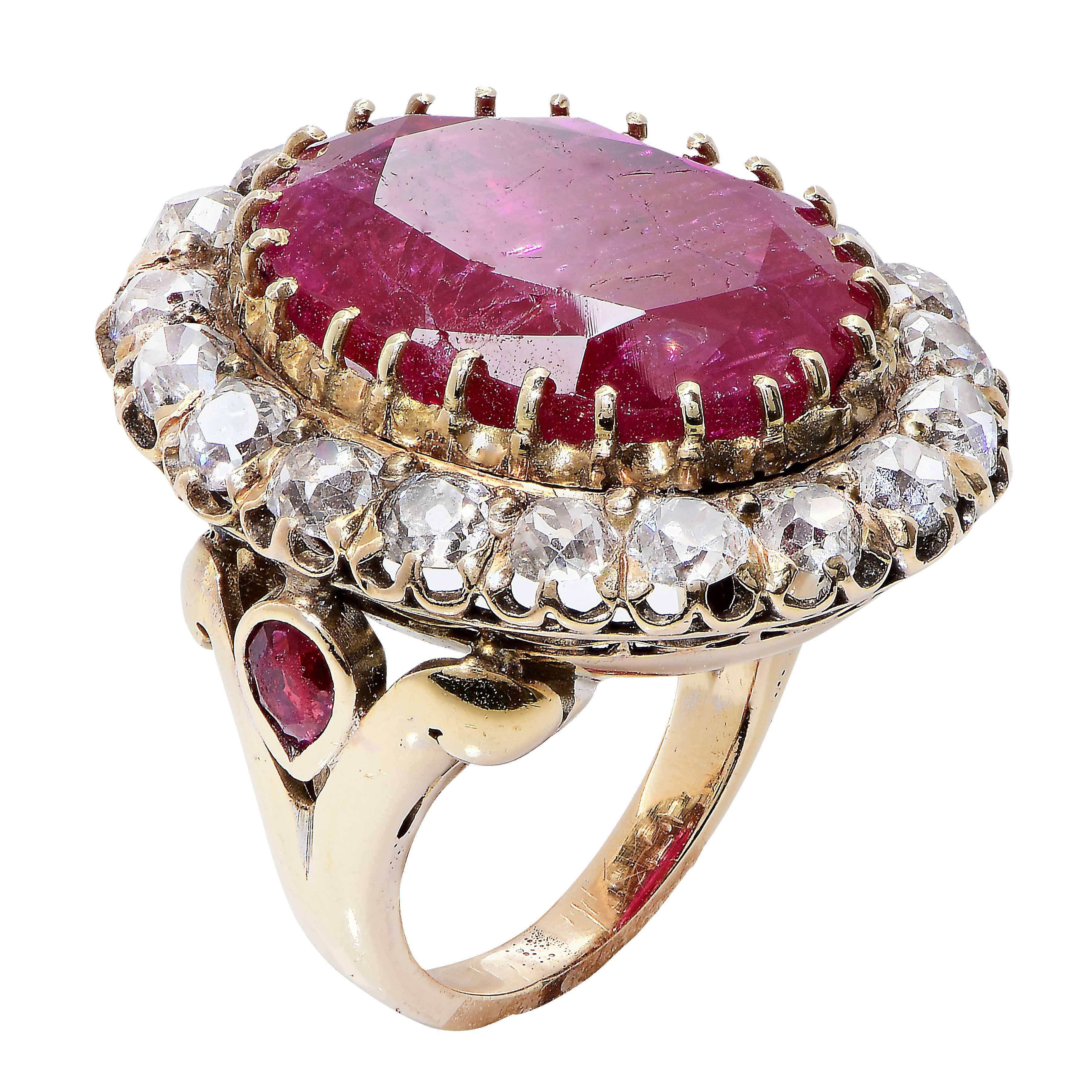 12 Carat Natural Ruby 3.5 Carat Diamond Cluster Ring In Good Condition For Sale In Bay Harbor Islands, FL