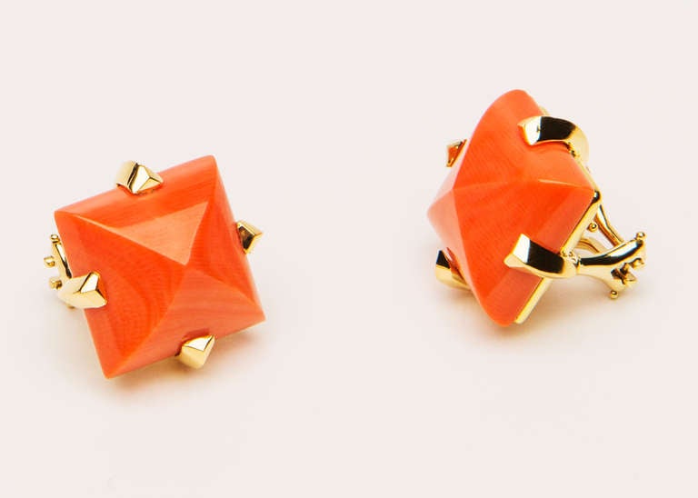 Opulent Coral Gold Earrings In New Condition In Atlanta, GA