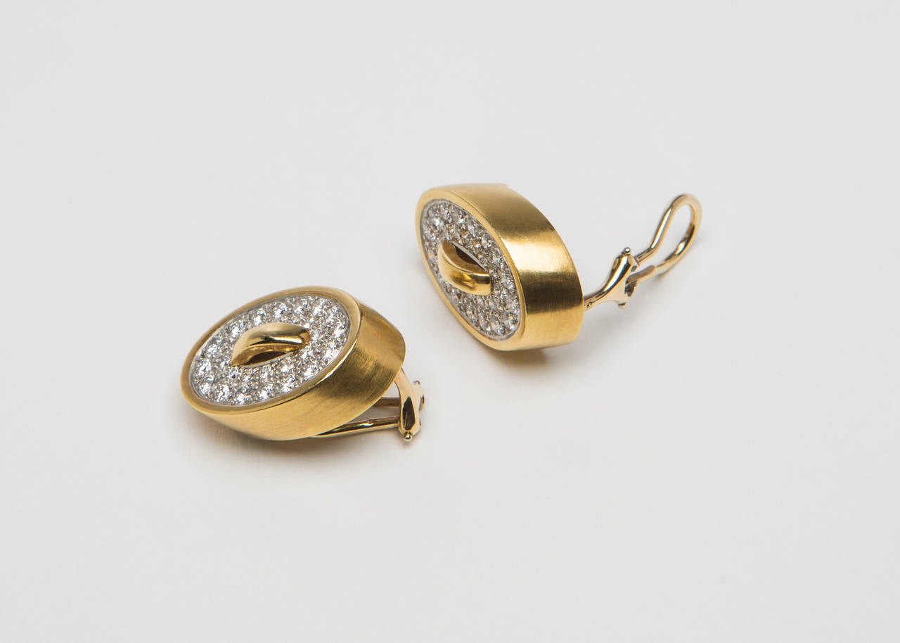 L'iconica designer Angela Cummings crea un orecchino in oro e diamanti da indossare. Il centro in platino è incastonato con diamanti taglio brillante e rifinito da una semplice cornice d'oro dimensionale. 3/4 pollici di lunghezza  Elegante e chic!!!