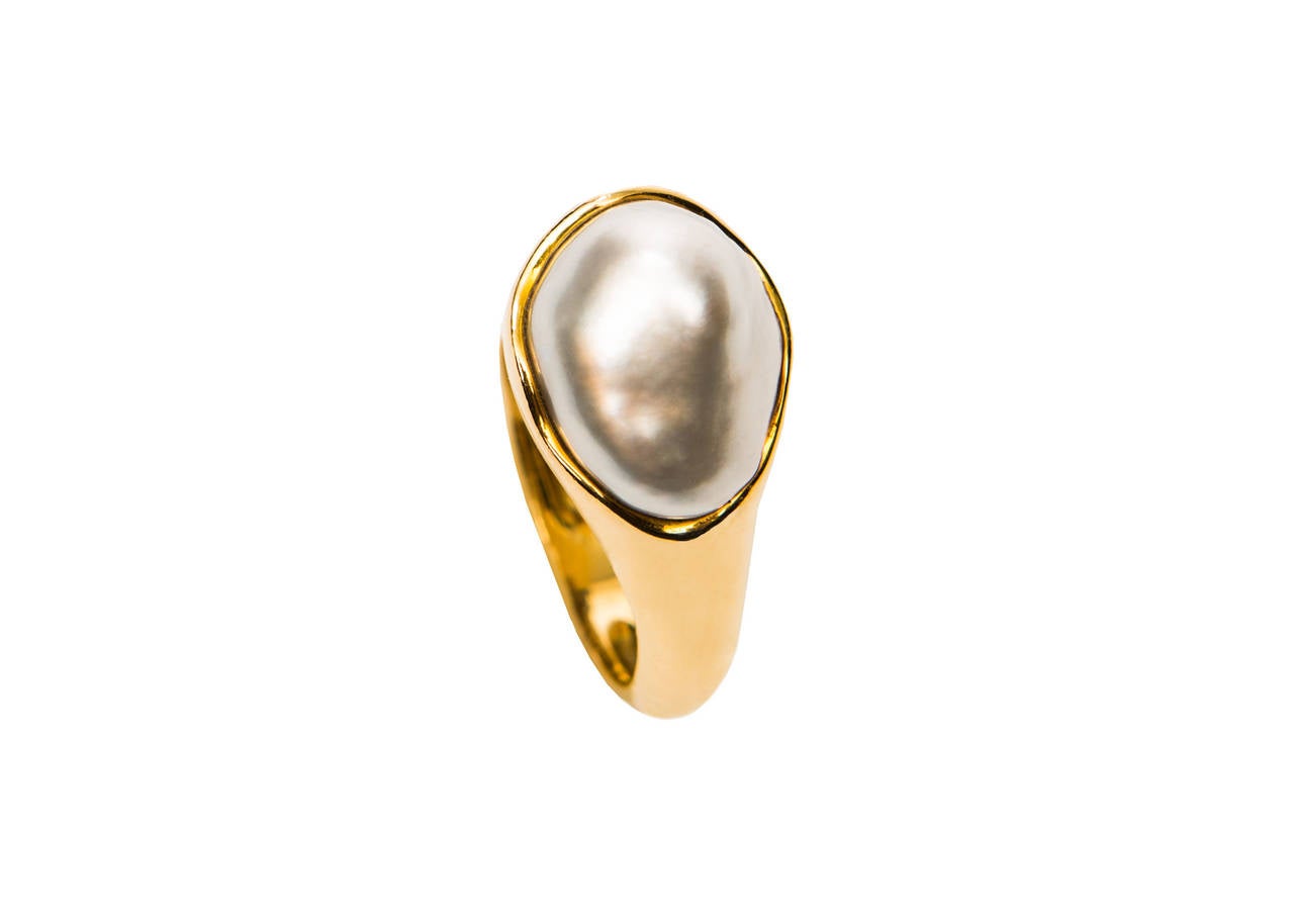 A beautiful baroque South Sea pearl is set in a soft organic mounting exemplifying the best of Elsa Peretti's iconic talent. Pure Tiffany quality.  Pearl 17.5 x 13/5mm in size.