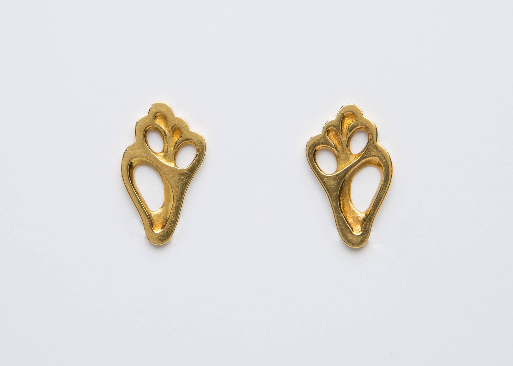 An 18k gold seashell slice creates a simple elegant earring. This is an rarely available early work by Angela Cummings for Tiffany & Co. 1 inch in length.